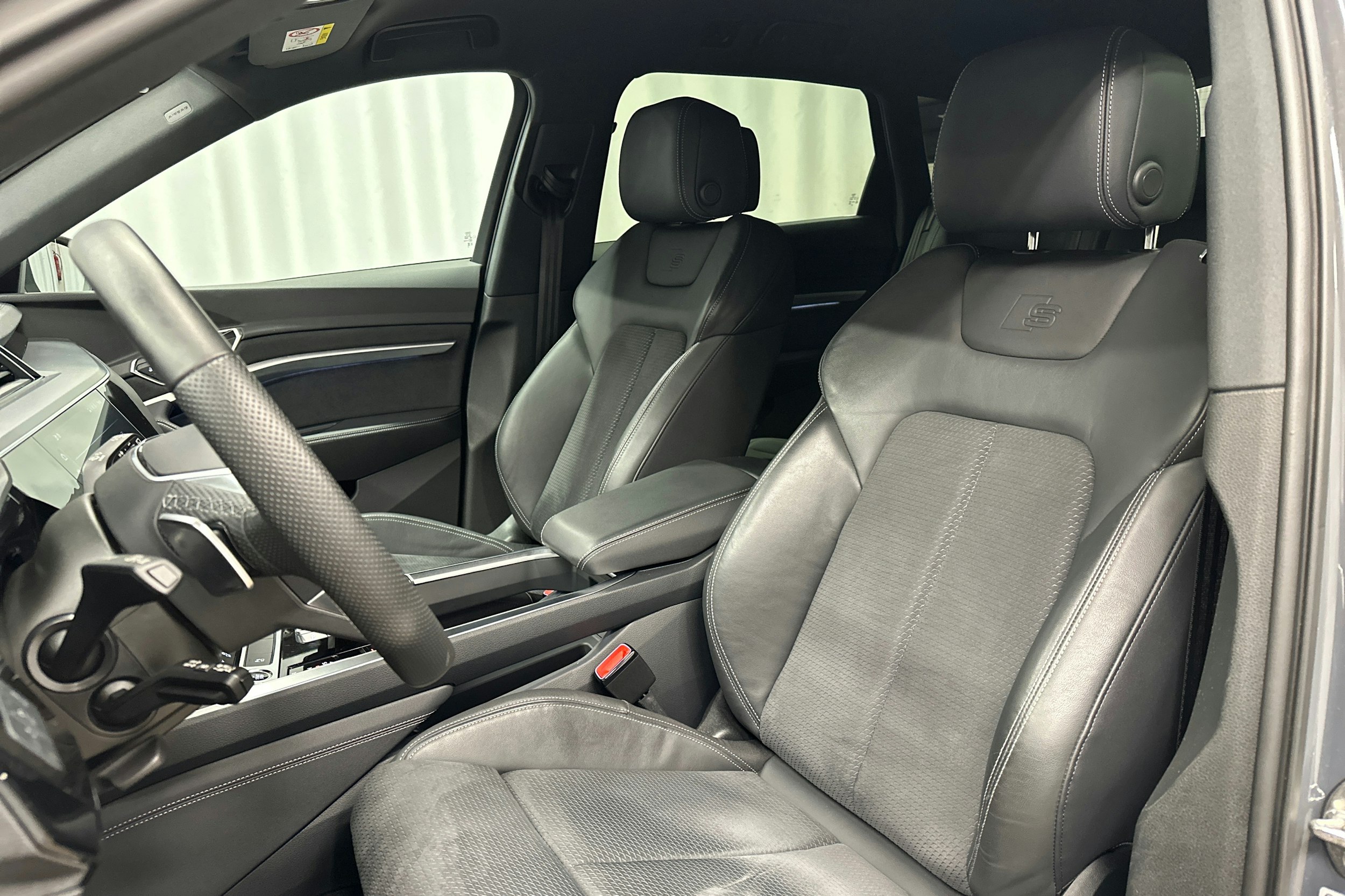 harmaa Audi Q8 e-tron 2024 kuva 27.