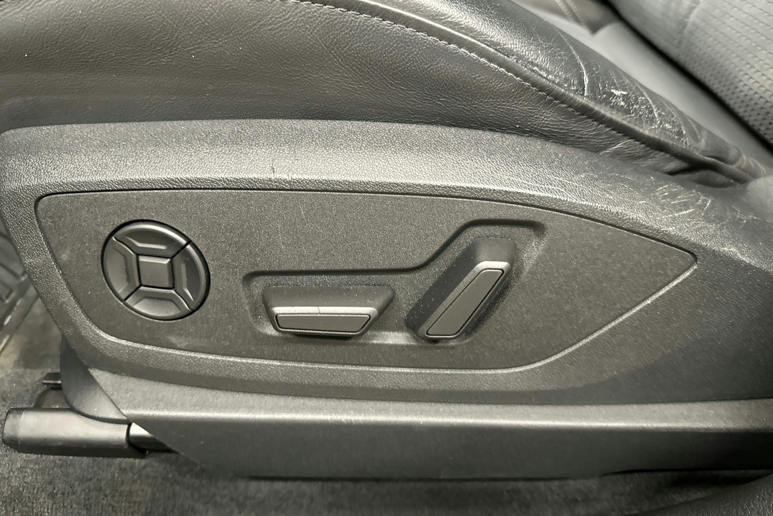 harmaa Audi Q8 e-tron 2024 kuva 28.