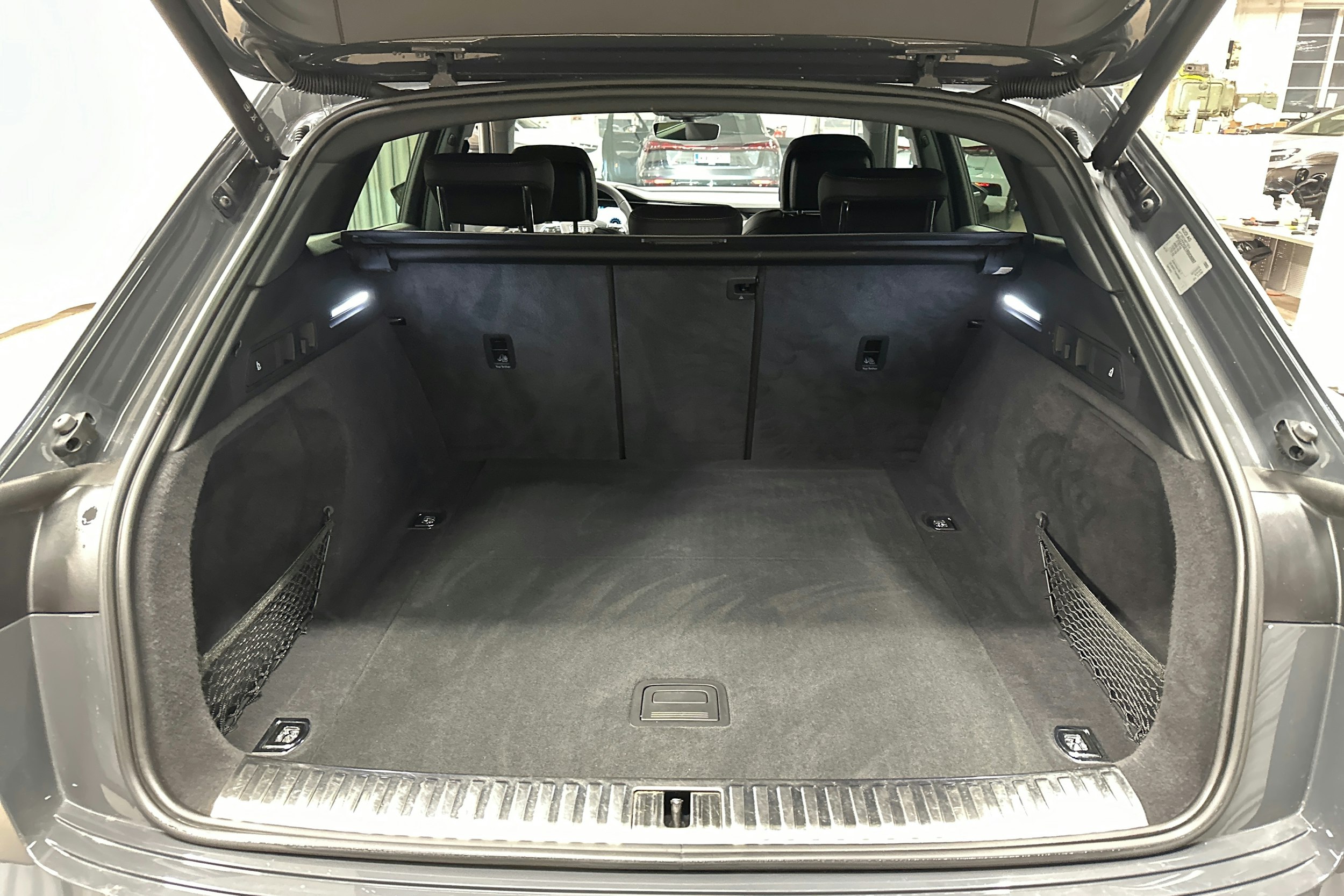 harmaa Audi Q8 e-tron 2024 kuva 30.