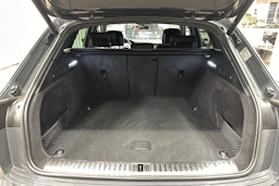 harmaa Audi Q8 e-tron 2024 kuva 30.