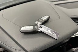 harmaa Audi Q8 e-tron 2024 kuva 34.