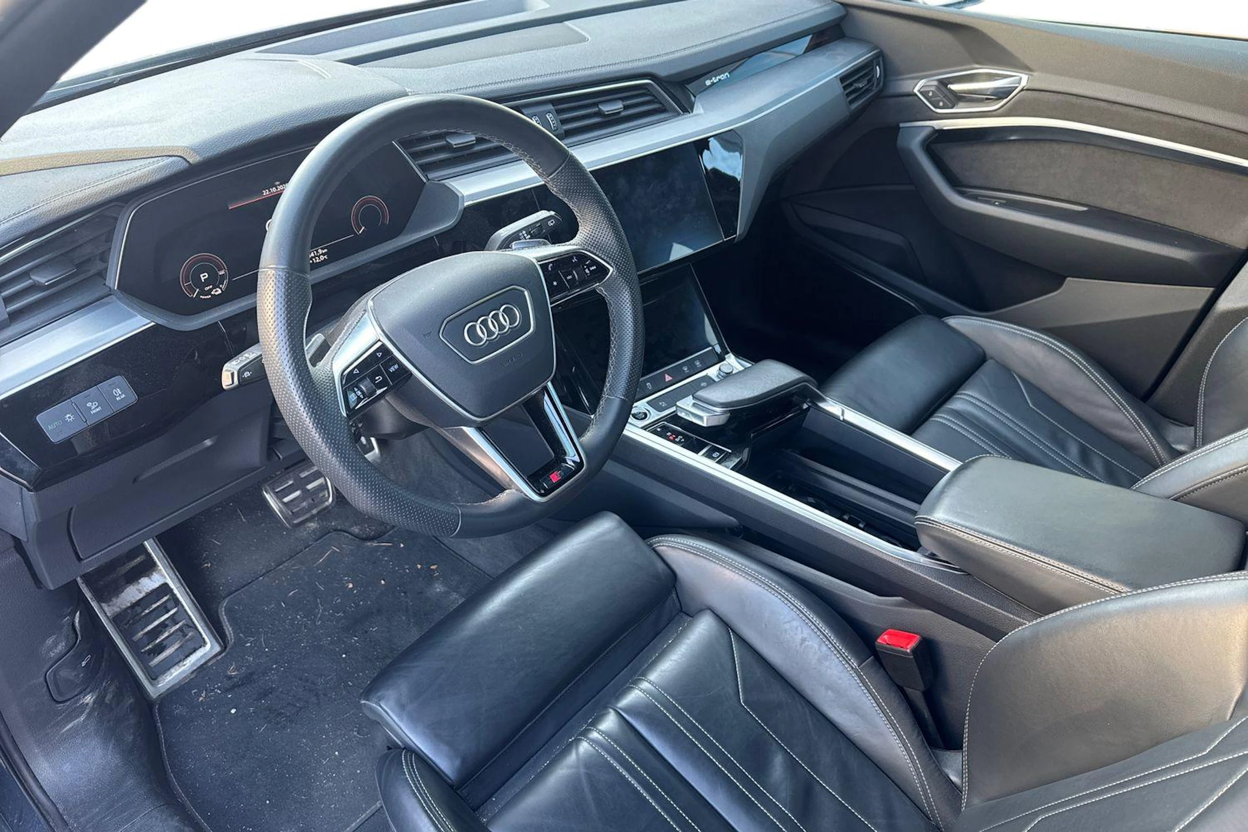 sininen Audi Q8 e-tron 2024 kuva 3.