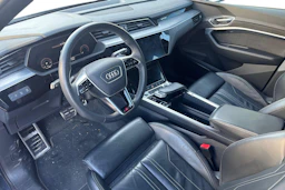 sininen Audi Q8 e-tron 2024 kuva 3.