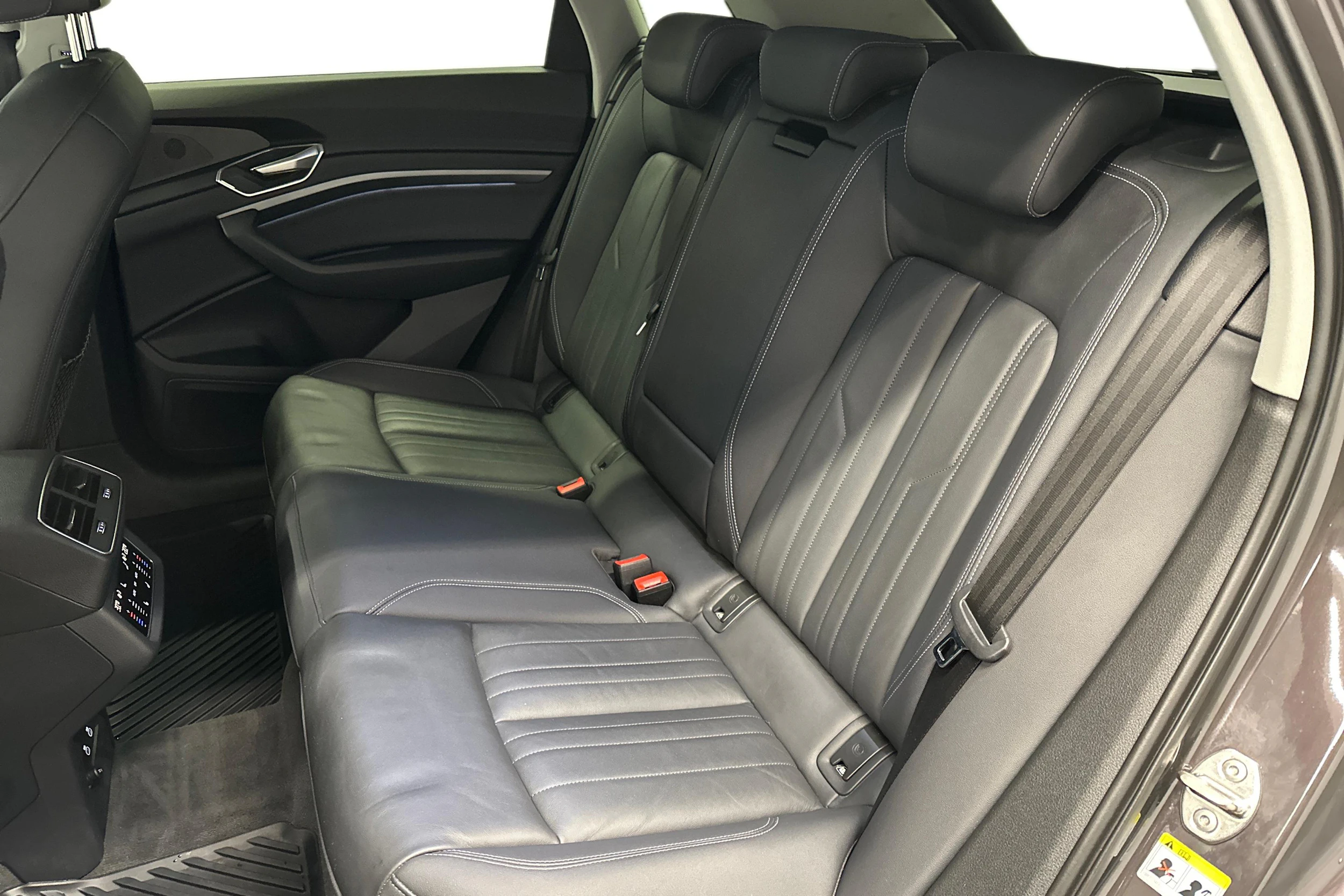 ruskea (beige) Audi Q8 e-tron 2024 kuva 8.