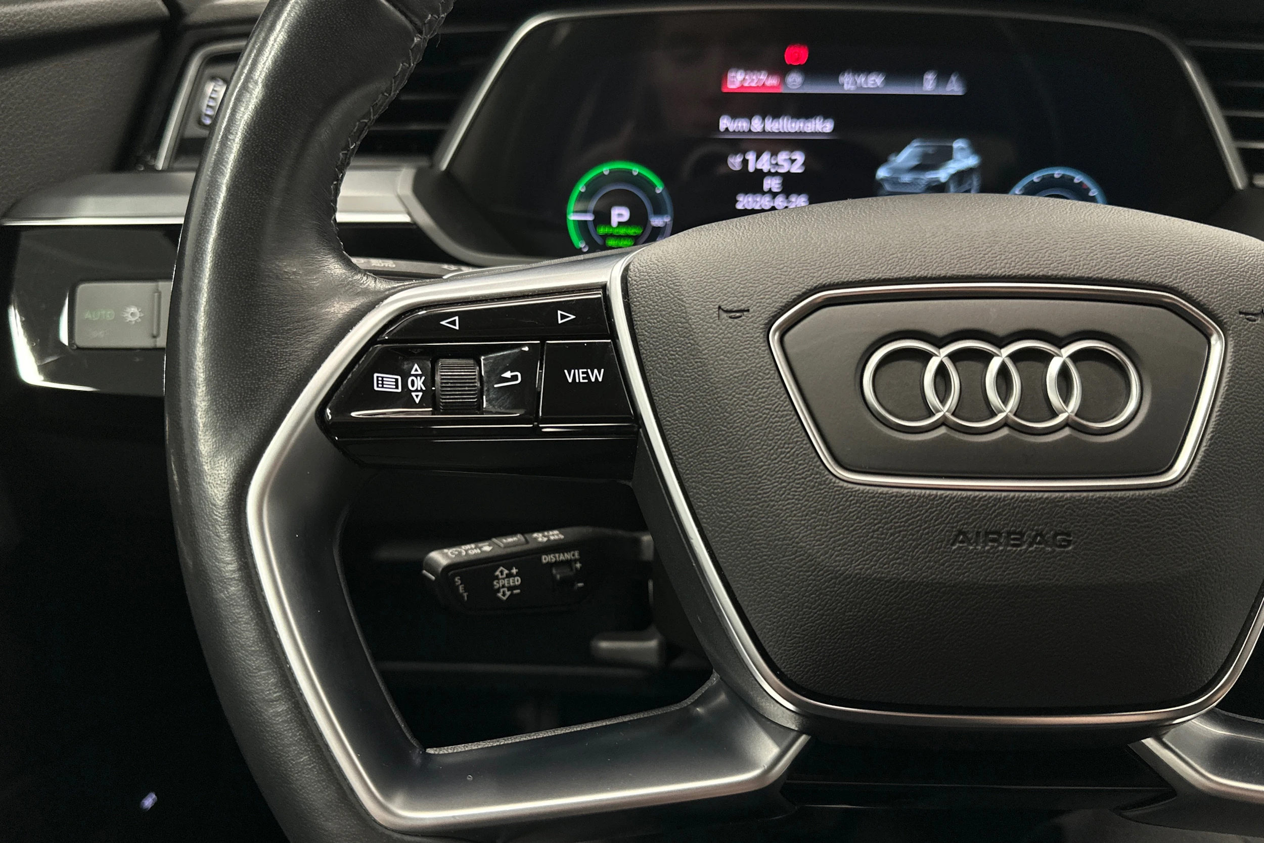 ruskea (beige) Audi Q8 e-tron 2024 kuva 11.