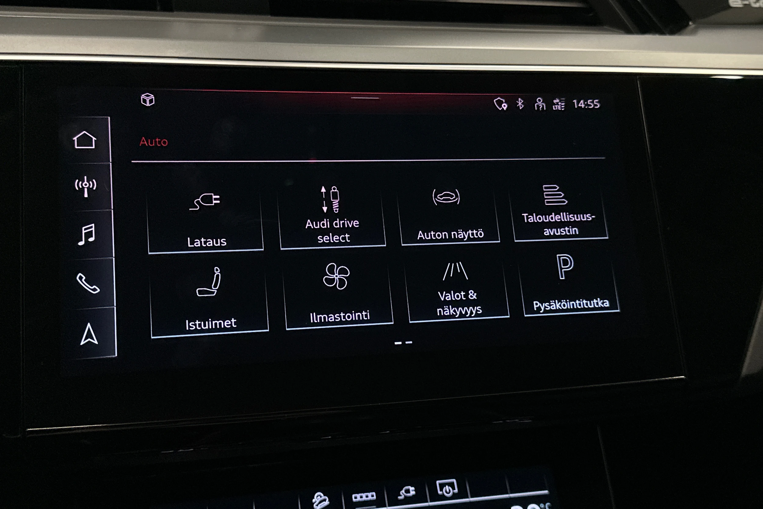 ruskea (beige) Audi Q8 e-tron 2024 kuva 24.