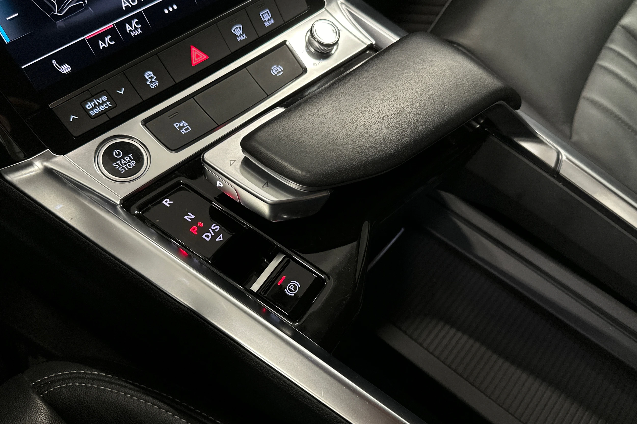 ruskea (beige) Audi Q8 e-tron 2024 kuva 35.