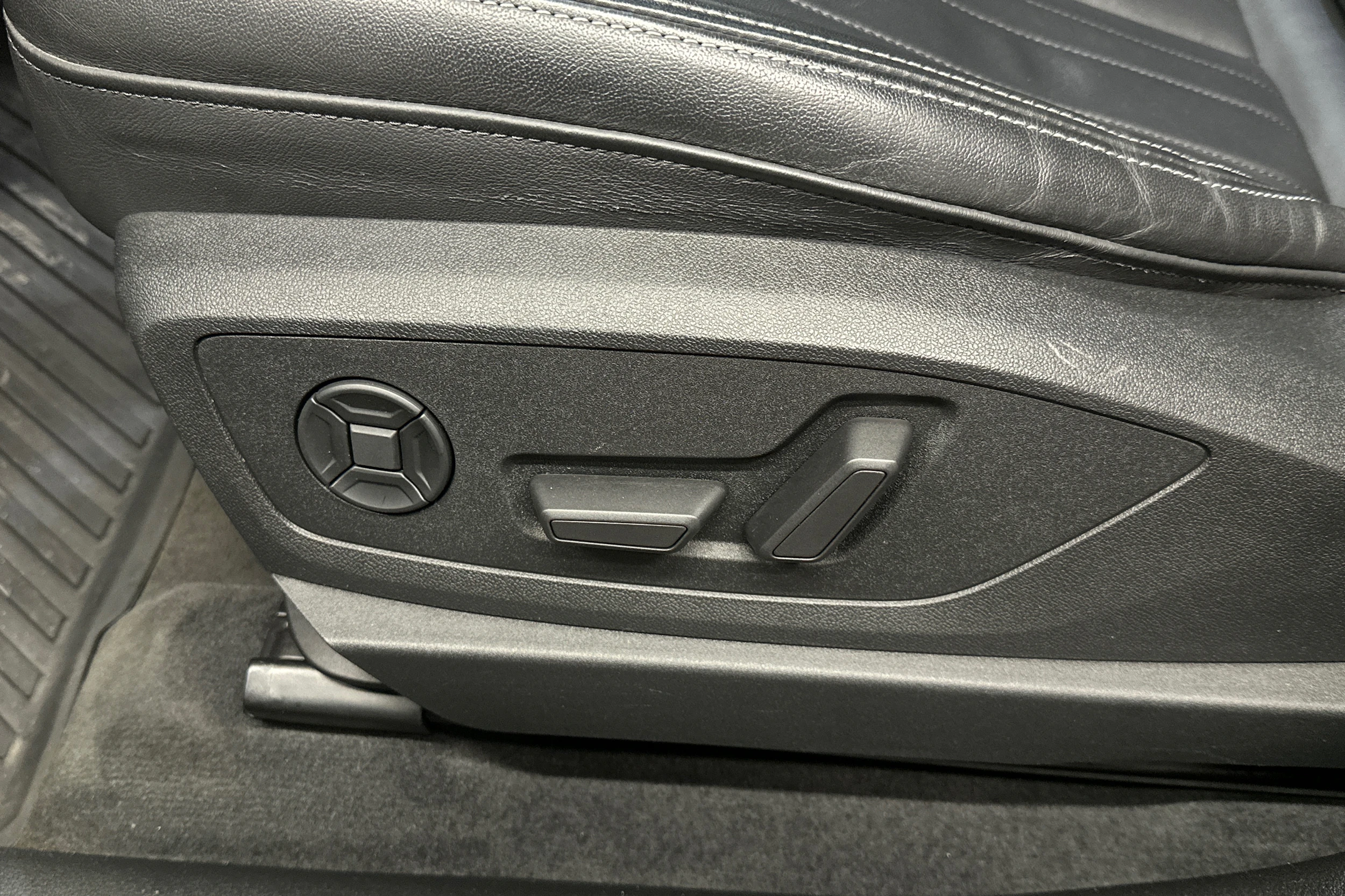 ruskea (beige) Audi Q8 e-tron 2024 kuva 36.