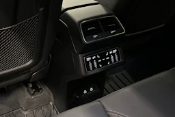 ruskea (beige) Audi Q8 e-tron 2024 kuva 37.