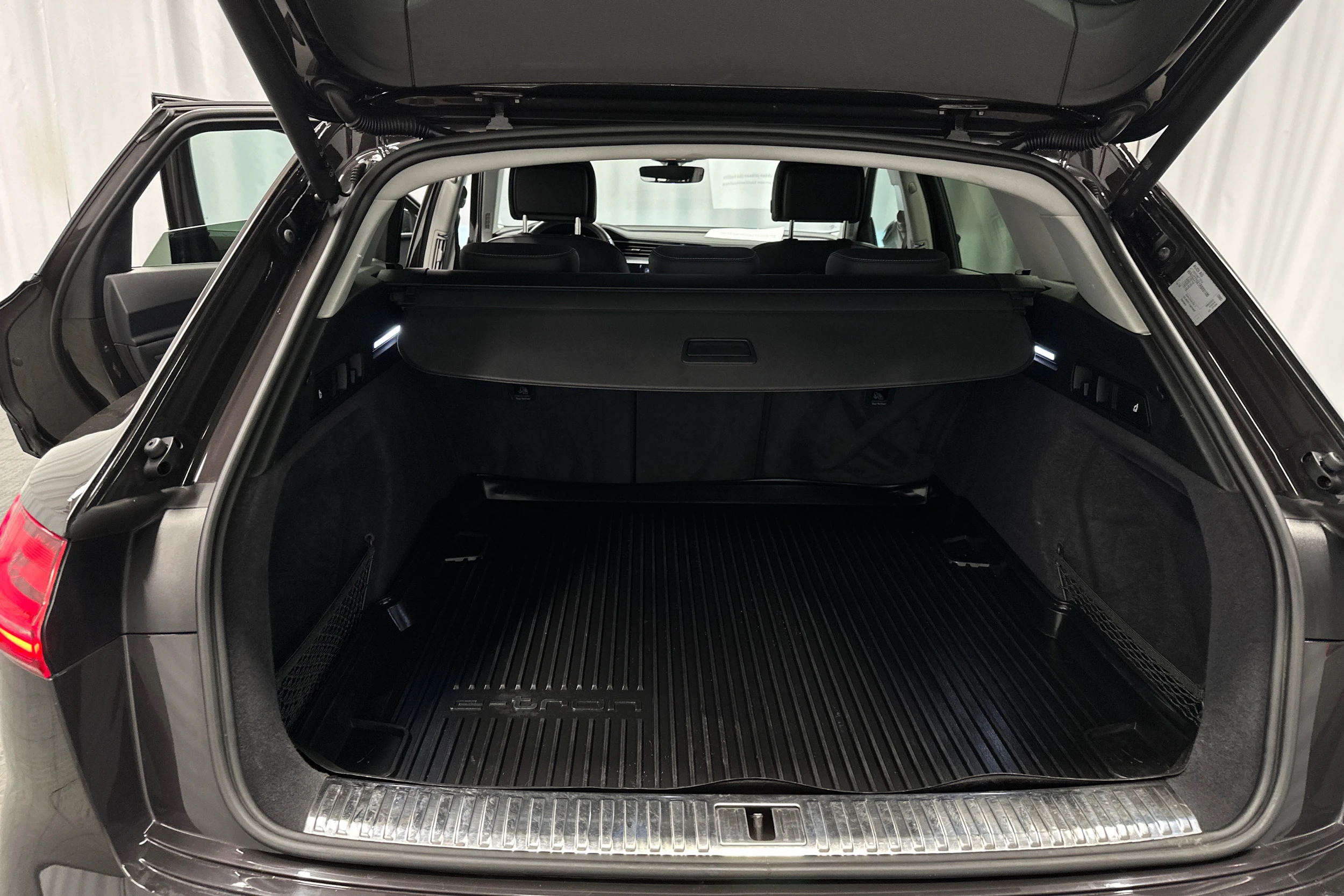 ruskea (beige) Audi Q8 e-tron 2024 kuva 38.