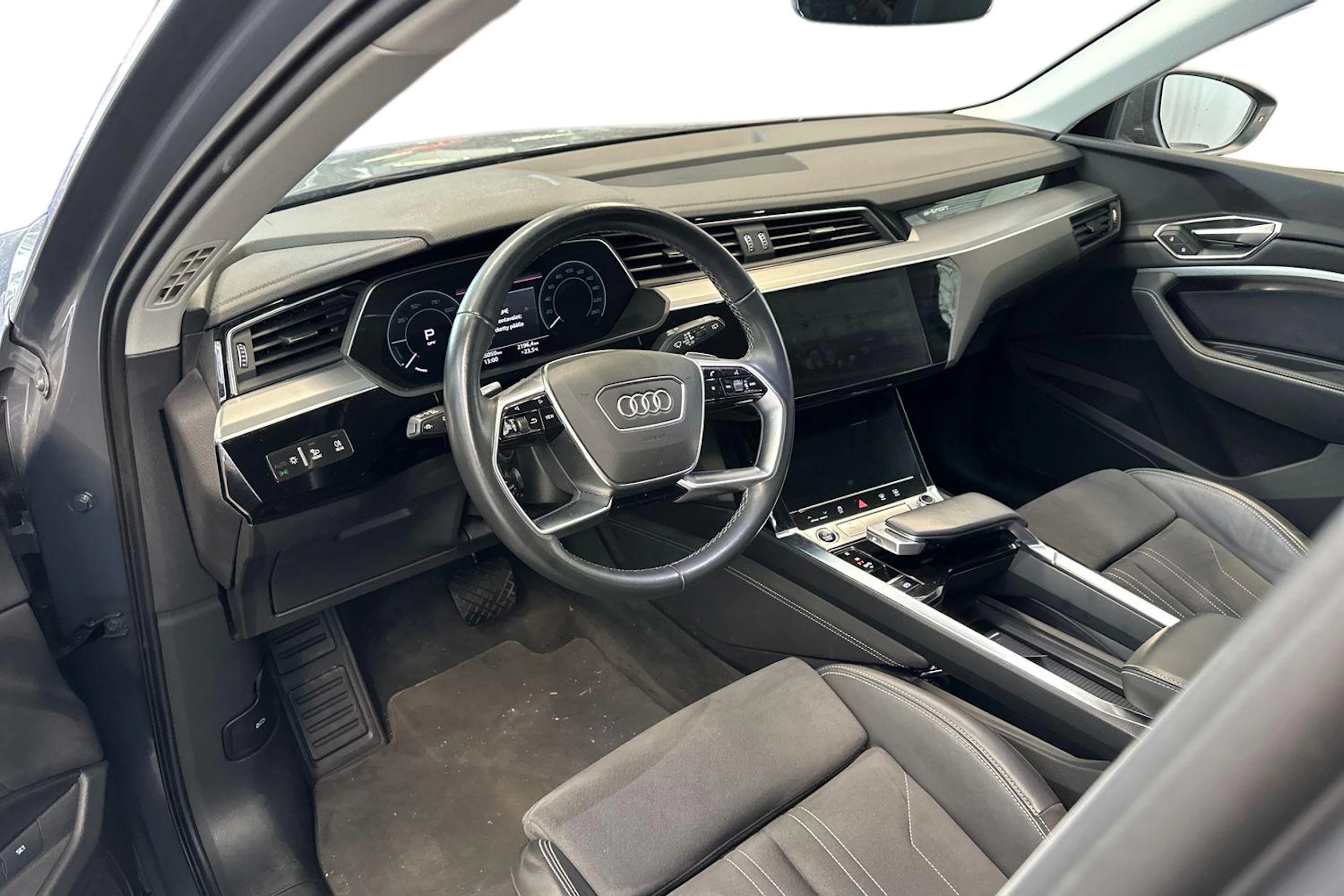 harmaa Audi Q8 e-tron 2024 kuva 3.