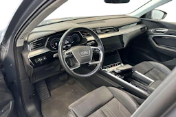 harmaa Audi Q8 e-tron 2024 kuva 3.