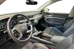 harmaa Audi Q8 e-tron 2024 kuva 6.