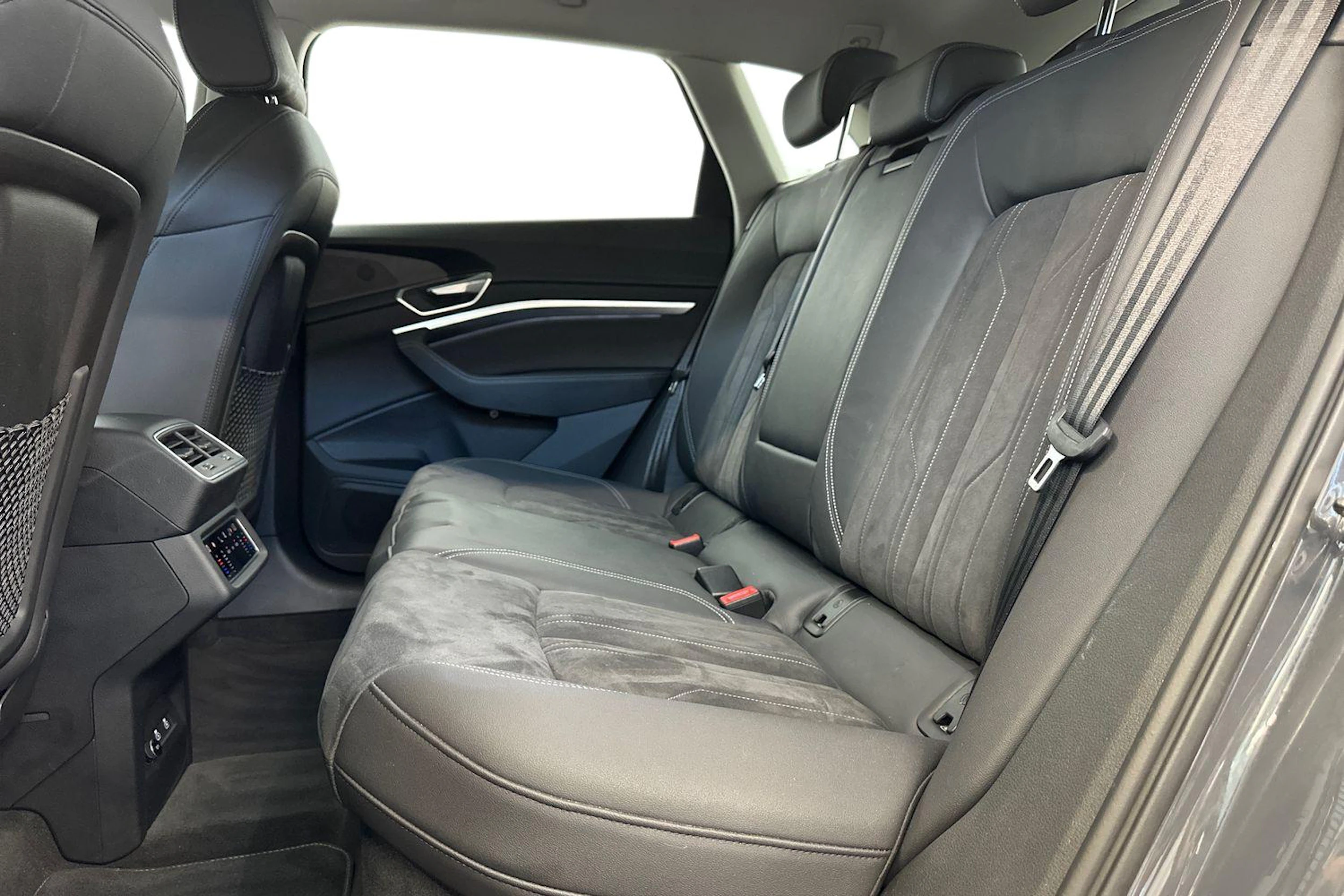 harmaa Audi Q8 e-tron 2024 kuva 8.