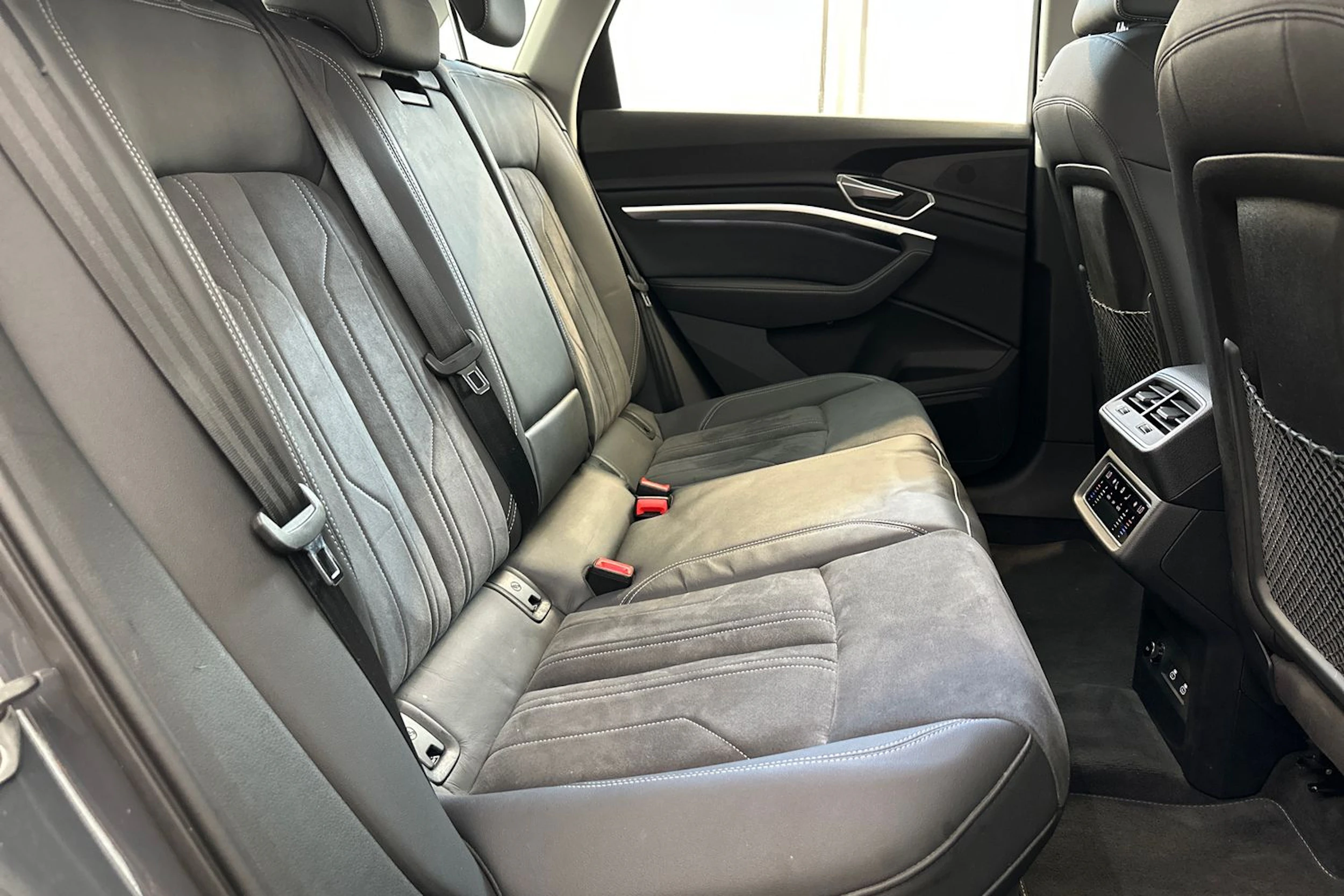 harmaa Audi Q8 e-tron 2024 kuva 10.