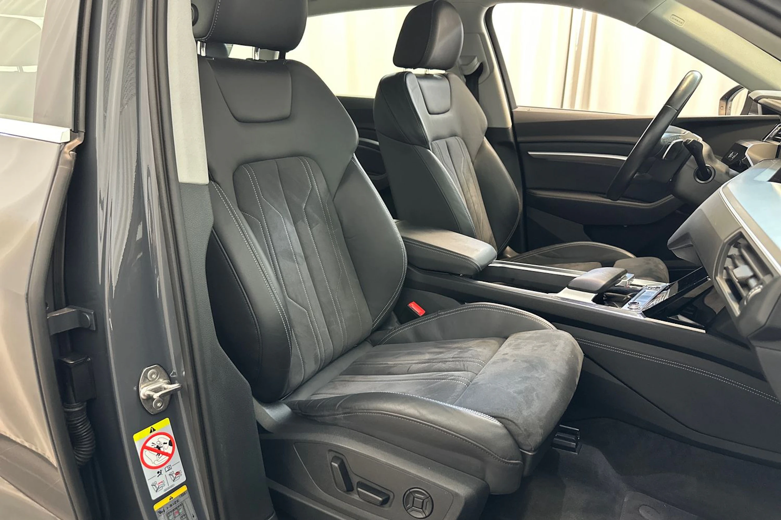harmaa Audi Q8 e-tron 2024 kuva 11.