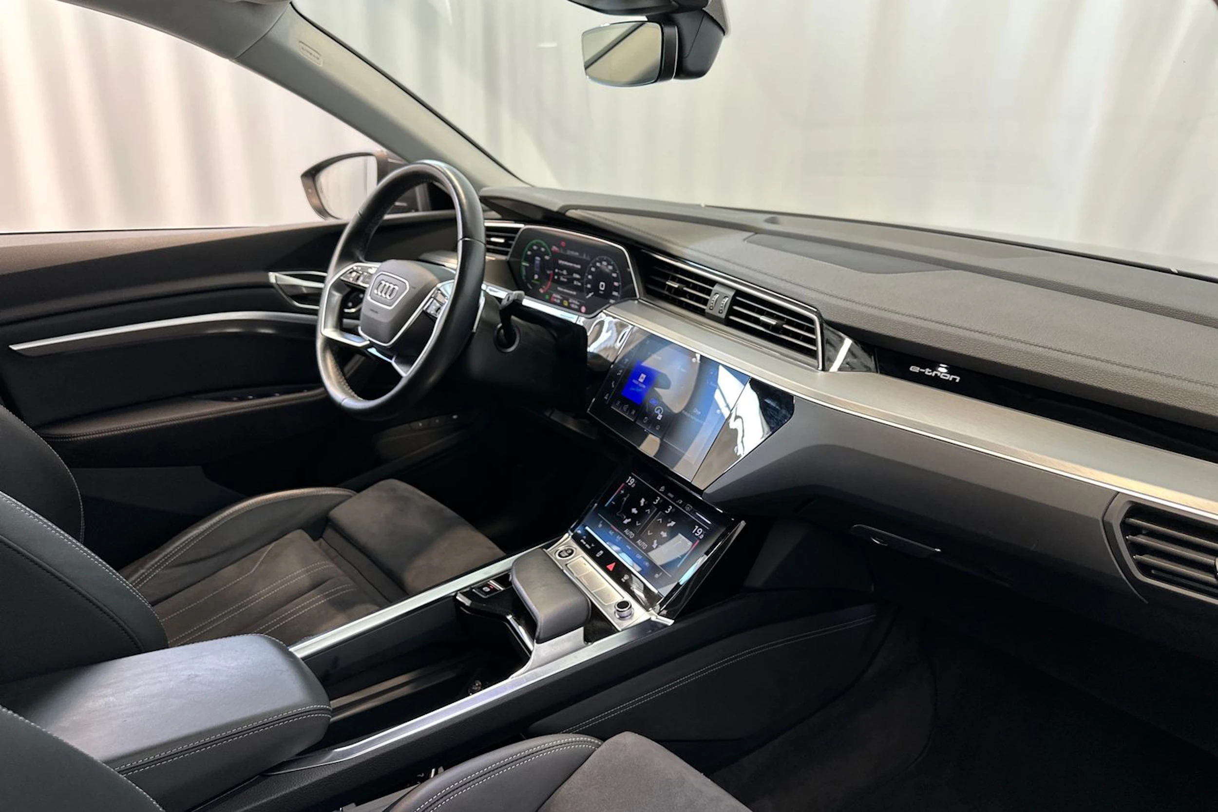 harmaa Audi Q8 e-tron 2024 kuva 12.