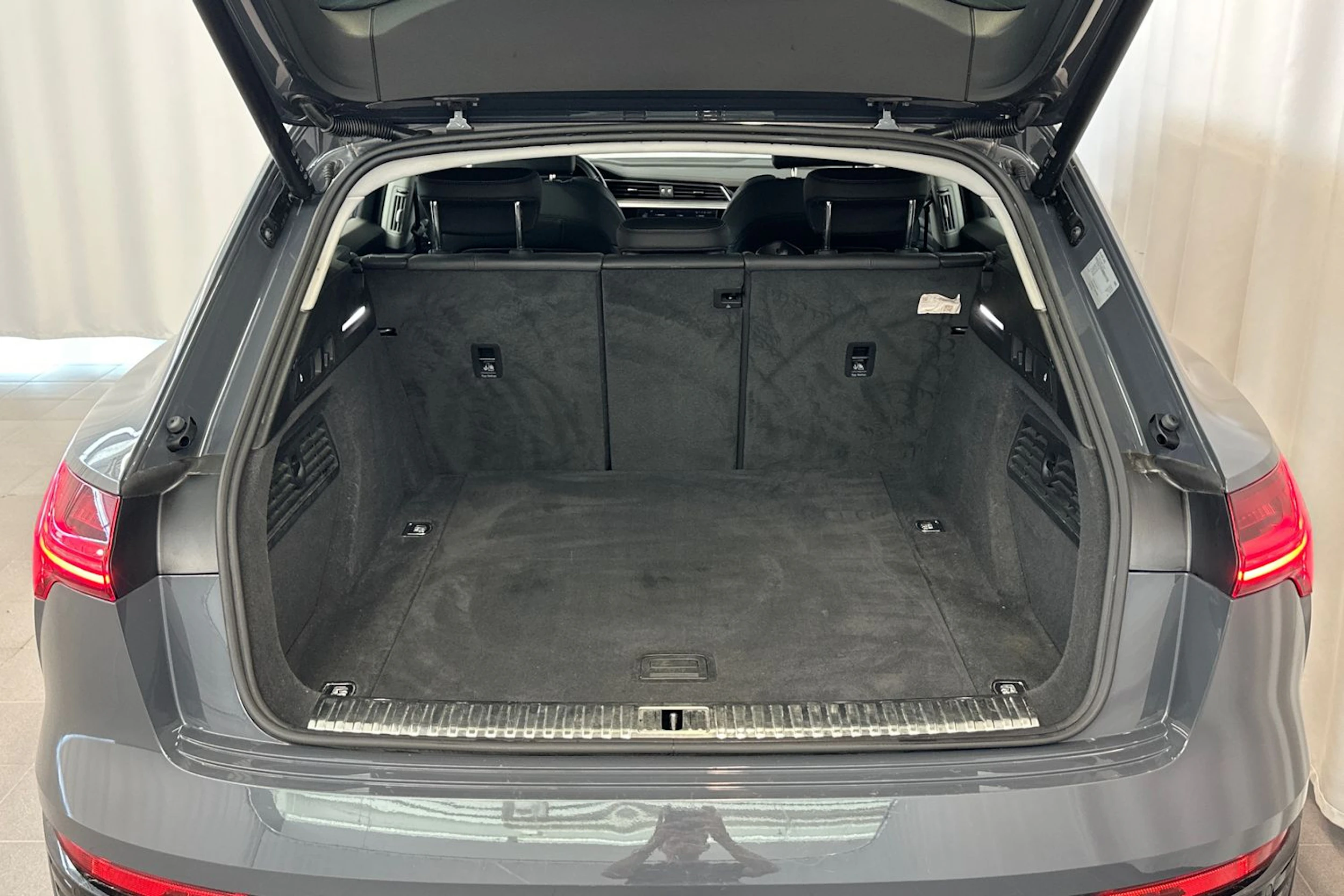 harmaa Audi Q8 e-tron 2024 kuva 13.