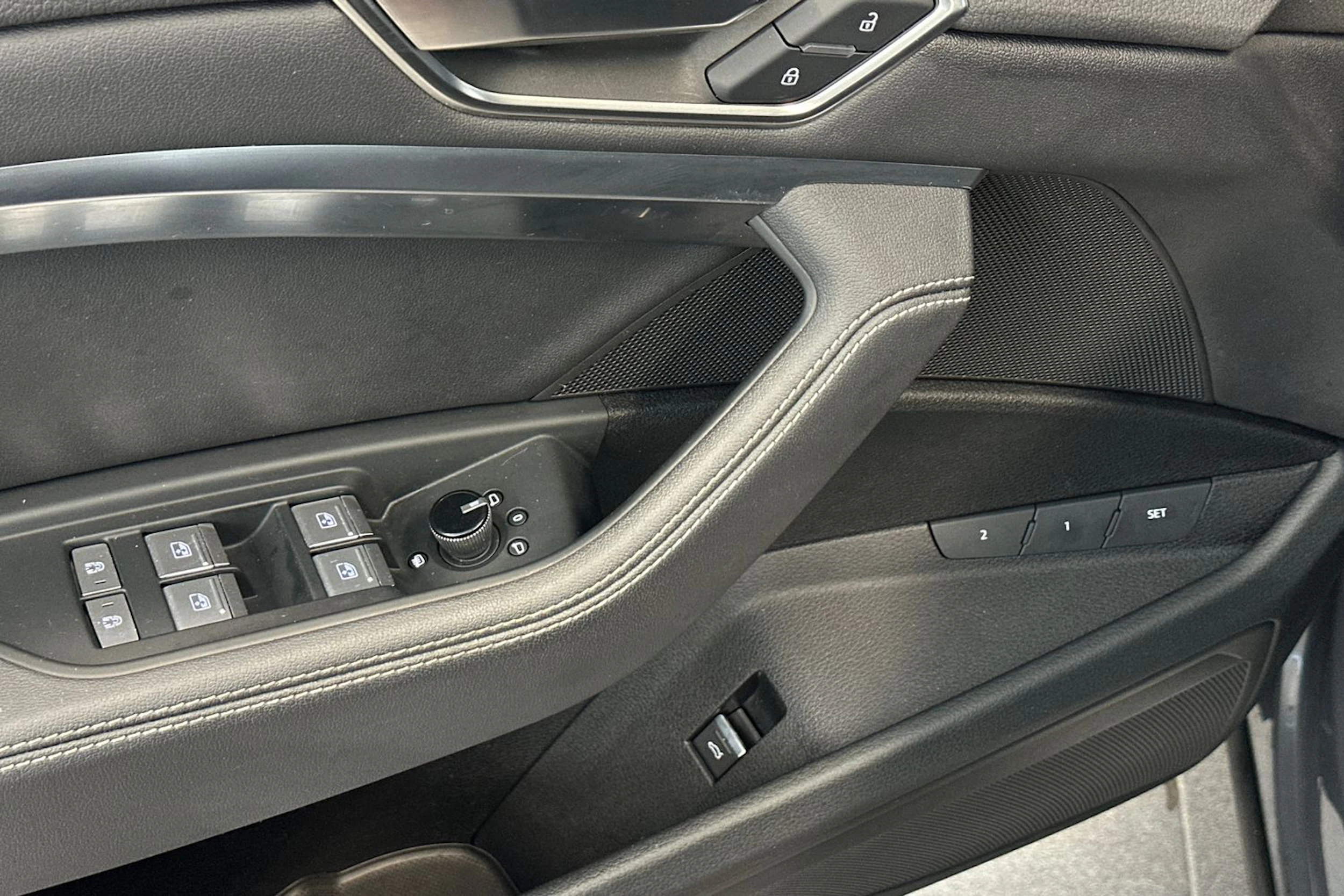 harmaa Audi Q8 e-tron 2024 kuva 15.