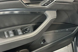 harmaa Audi Q8 e-tron 2024 kuva 15.