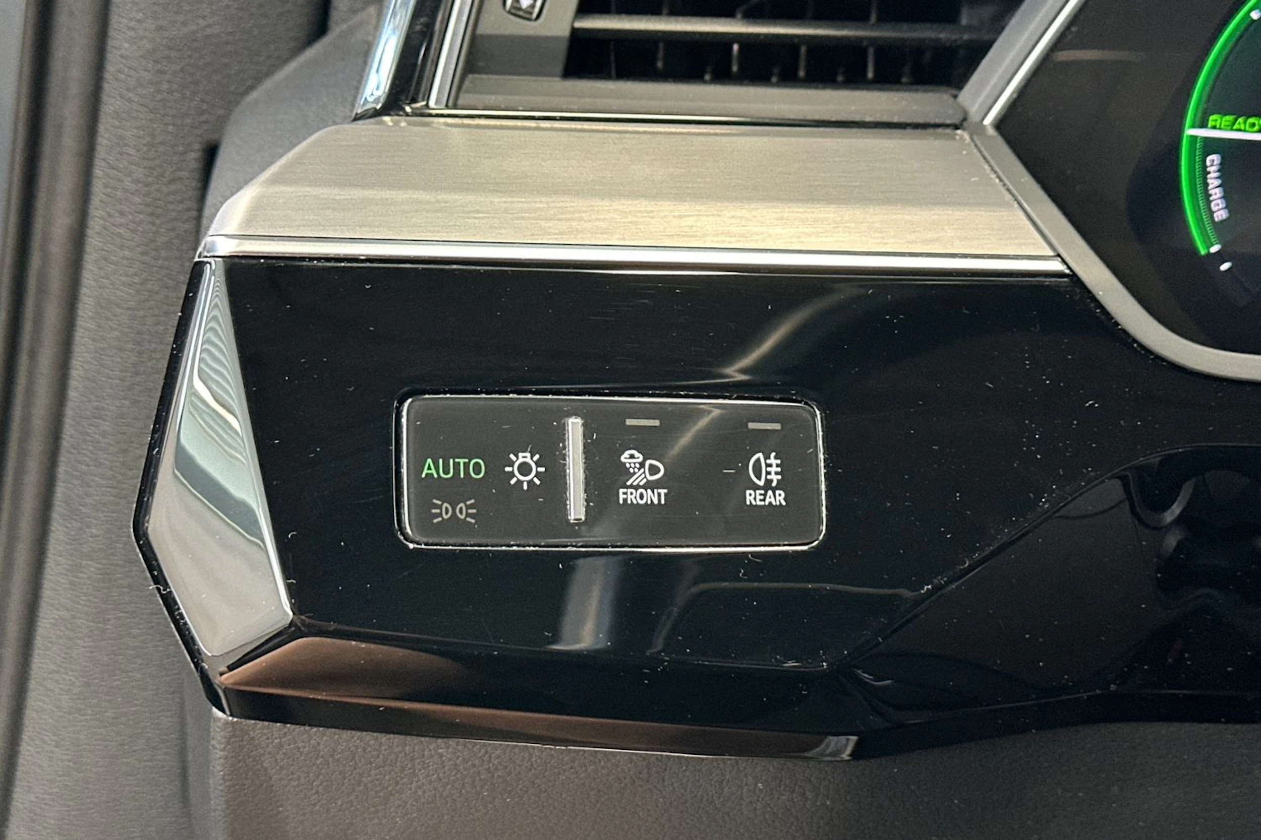 harmaa Audi Q8 e-tron 2024 kuva 16.