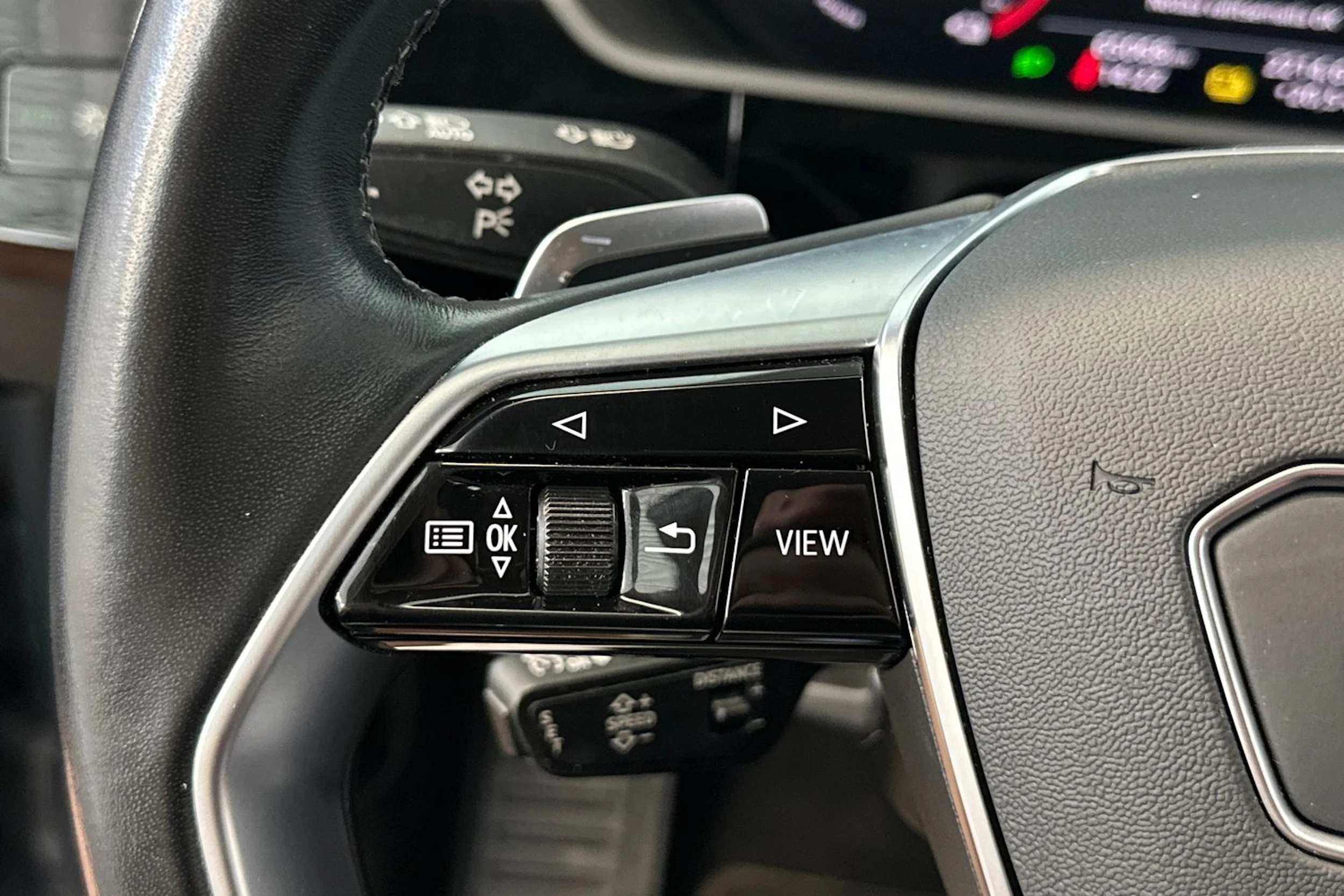 harmaa Audi Q8 e-tron 2024 kuva 17.