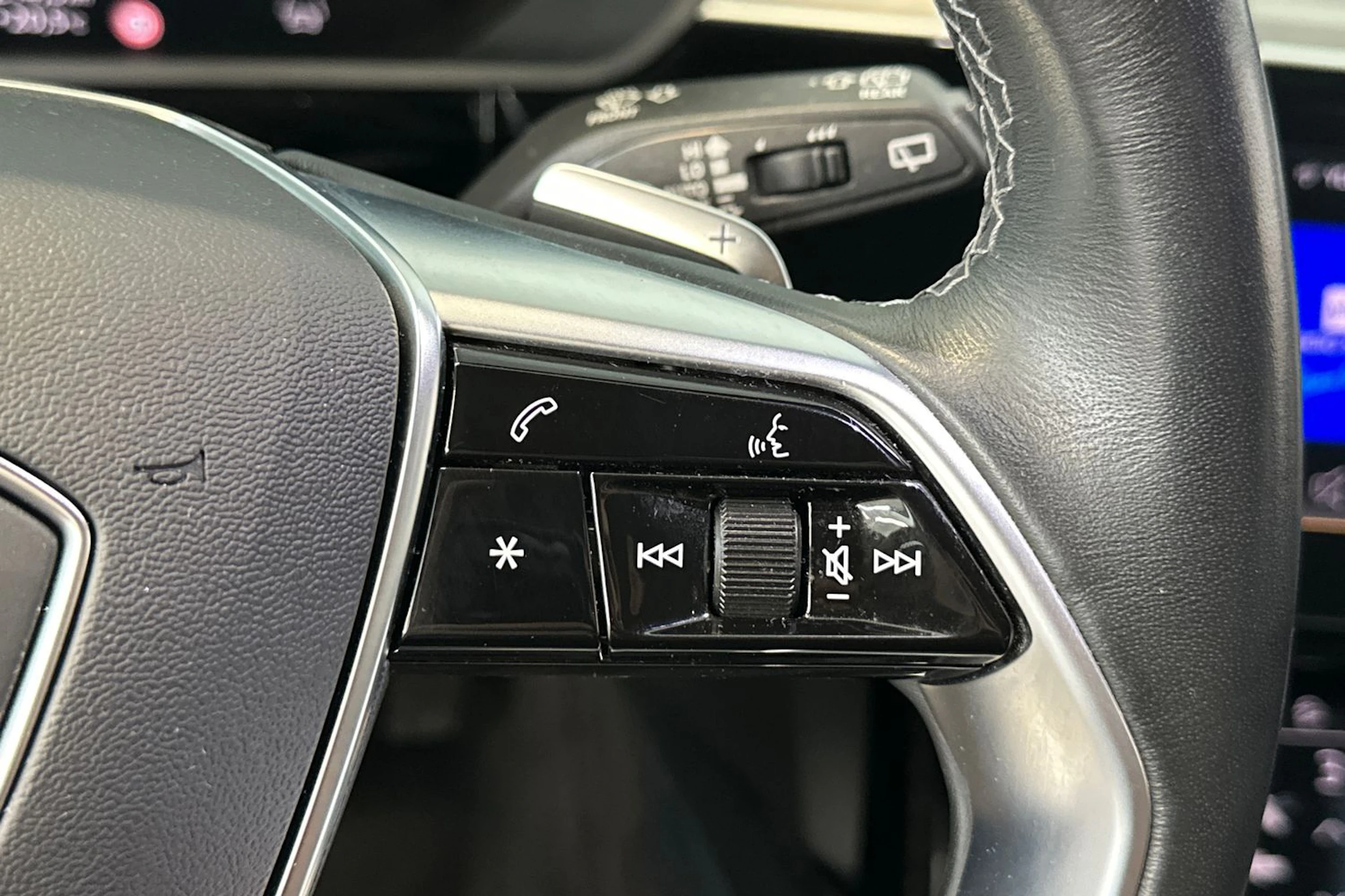 harmaa Audi Q8 e-tron 2024 kuva 18.