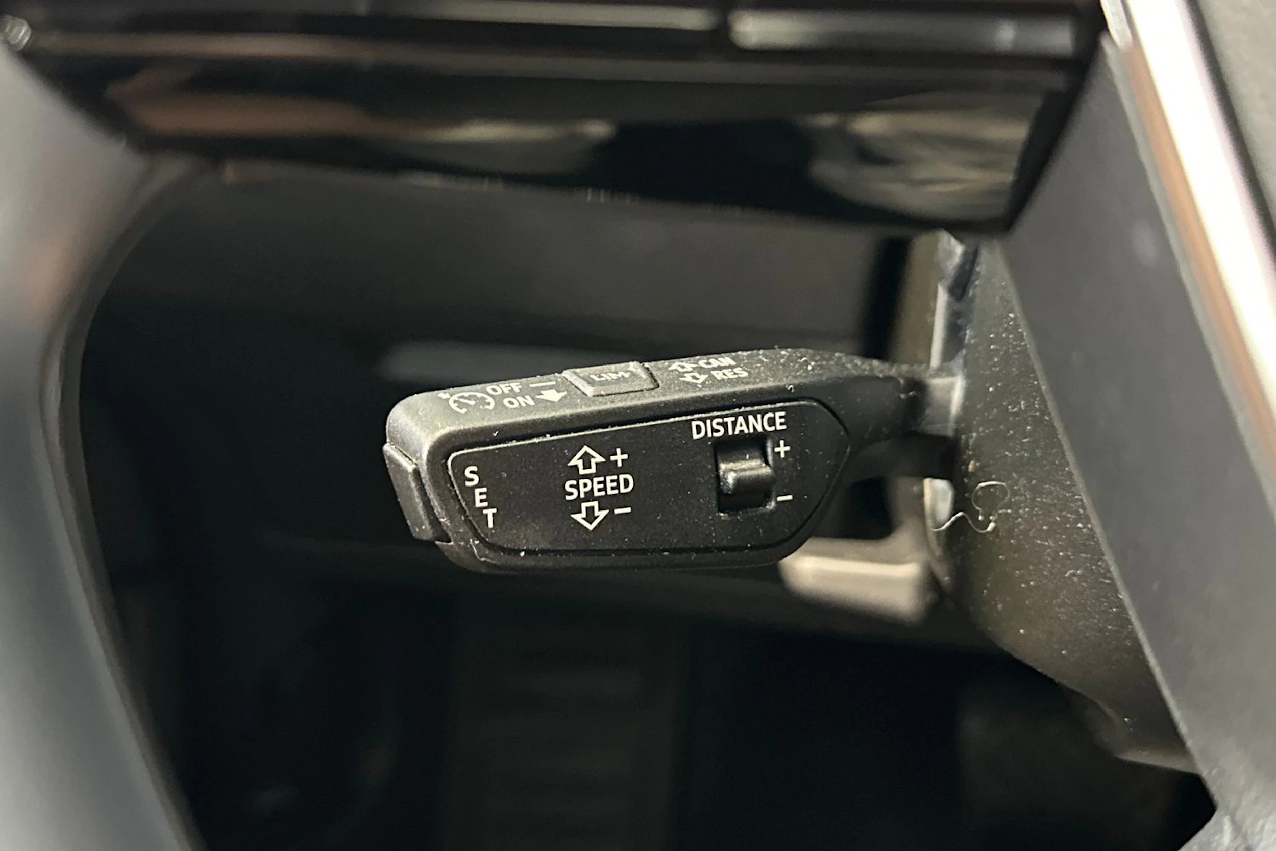 harmaa Audi Q8 e-tron 2024 kuva 19.