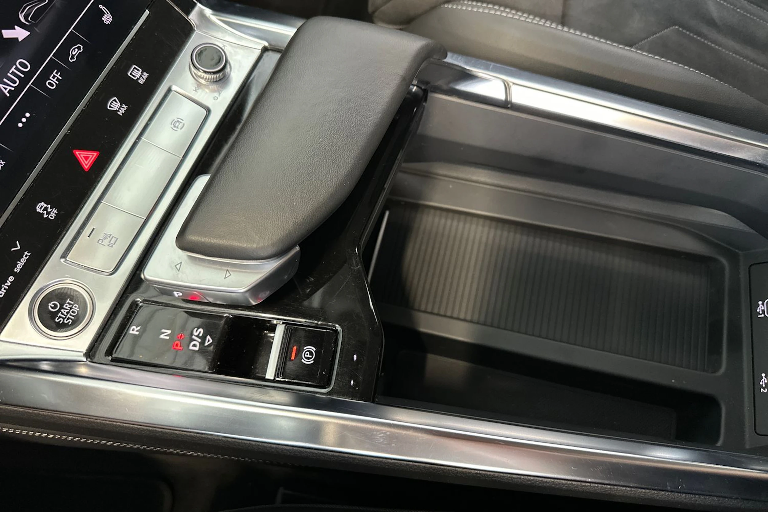 harmaa Audi Q8 e-tron 2024 kuva 21.