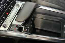harmaa Audi Q8 e-tron 2024 kuva 21.