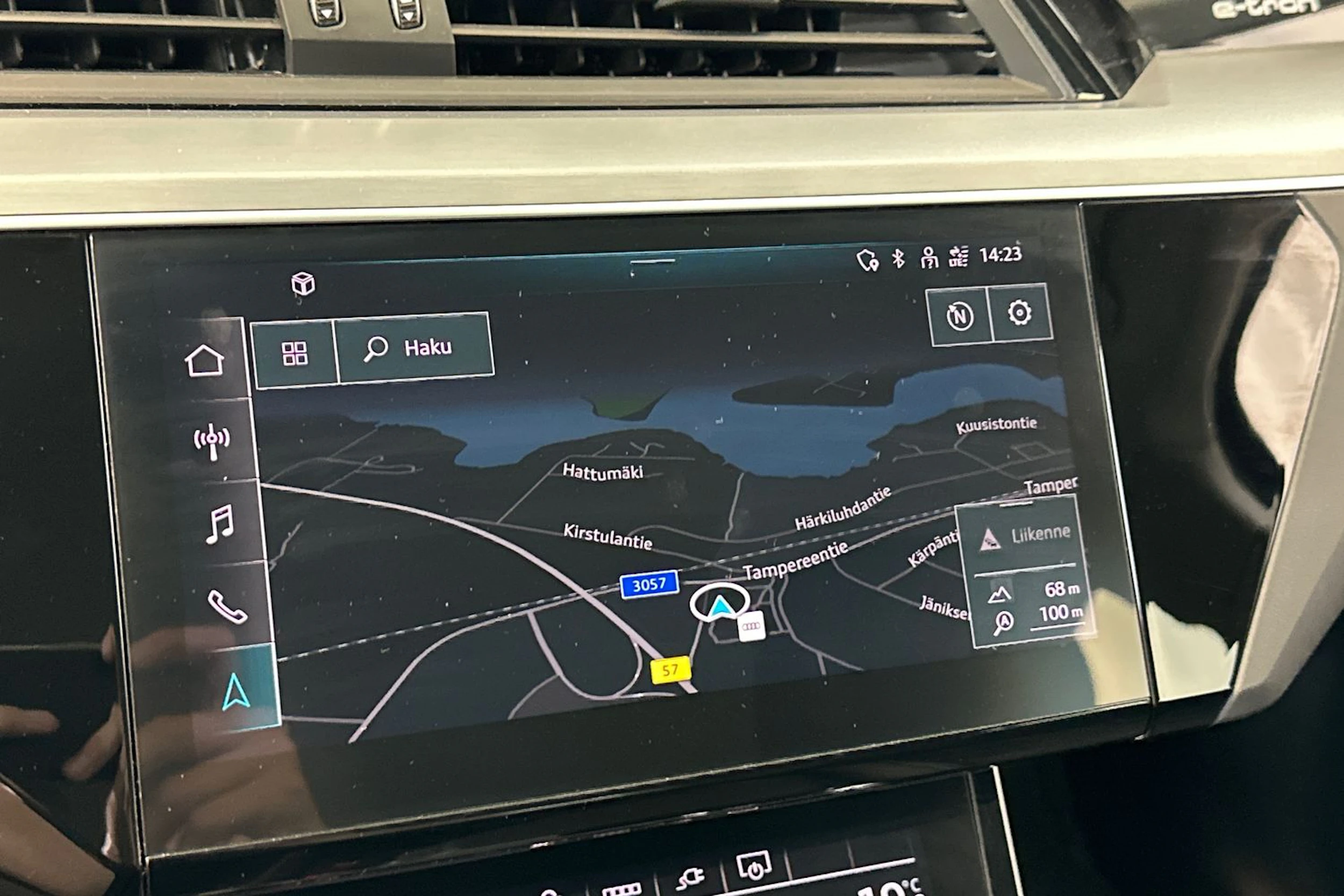 harmaa Audi Q8 e-tron 2024 kuva 23.