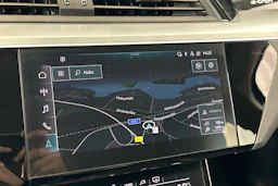 harmaa Audi Q8 e-tron 2024 kuva 23.