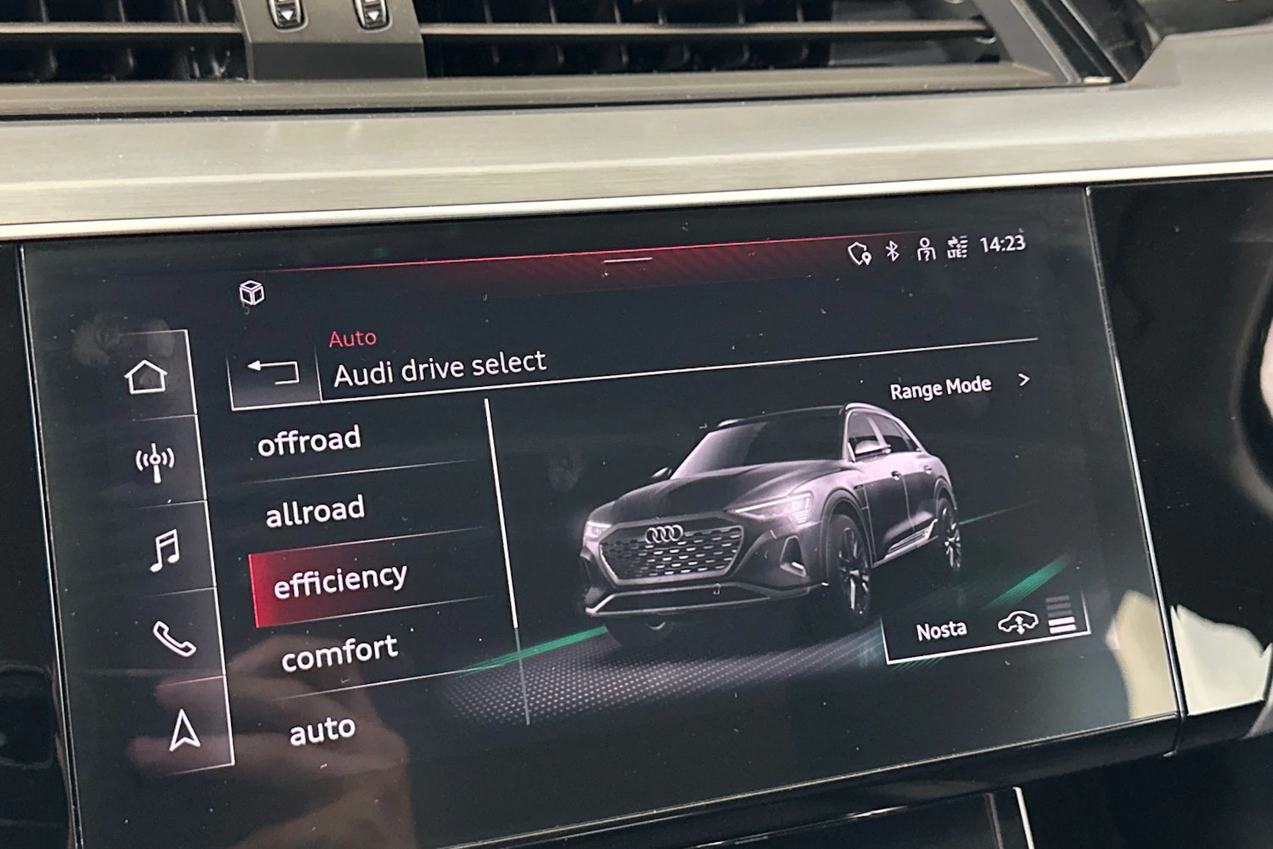 harmaa Audi Q8 e-tron 2024 kuva 25.