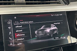 harmaa Audi Q8 e-tron 2024 kuva 25.