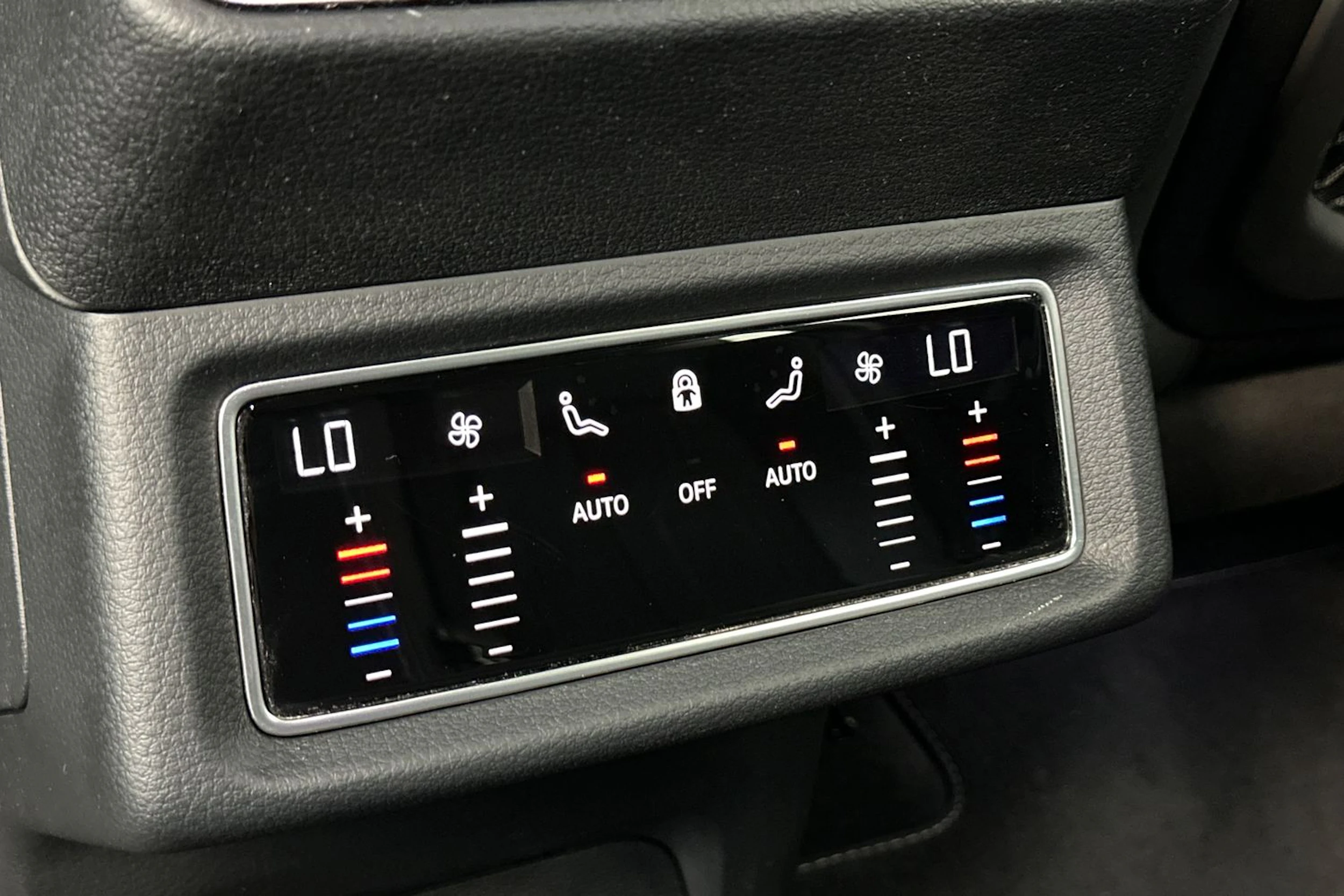 harmaa Audi Q8 e-tron 2024 kuva 27.