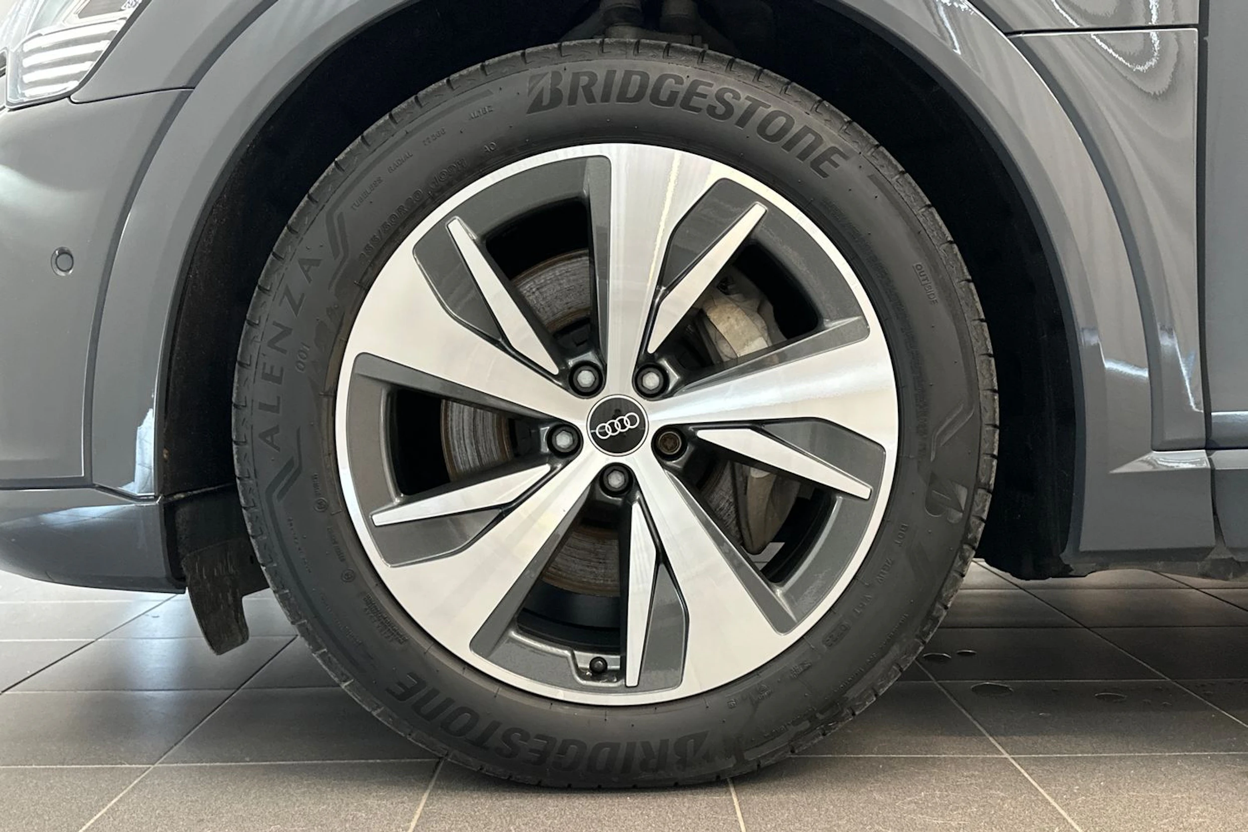 harmaa Audi Q8 e-tron 2024 kuva 28.