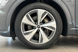 harmaa Audi Q8 e-tron 2024 kuva 28.