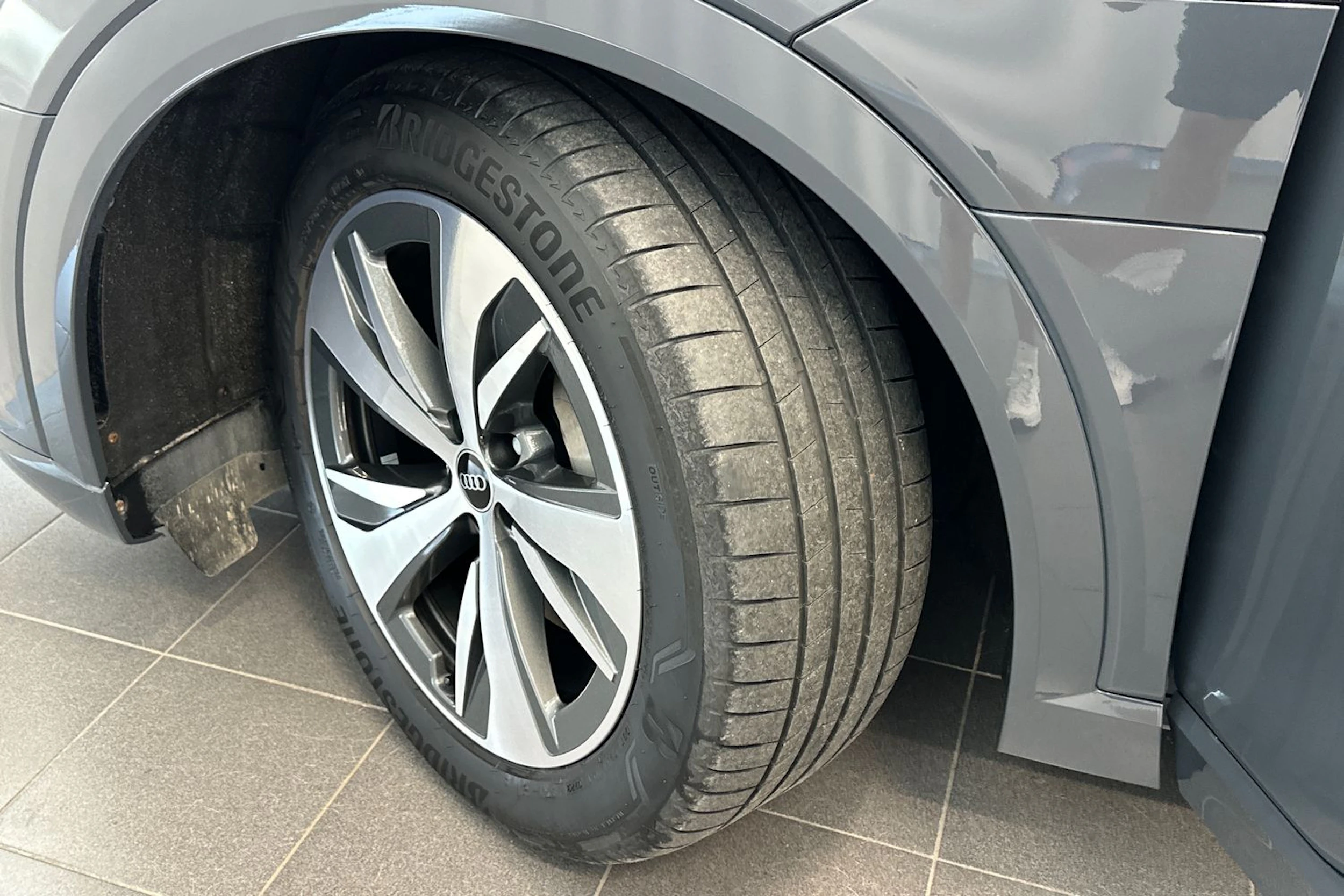 harmaa Audi Q8 e-tron 2024 kuva 29.