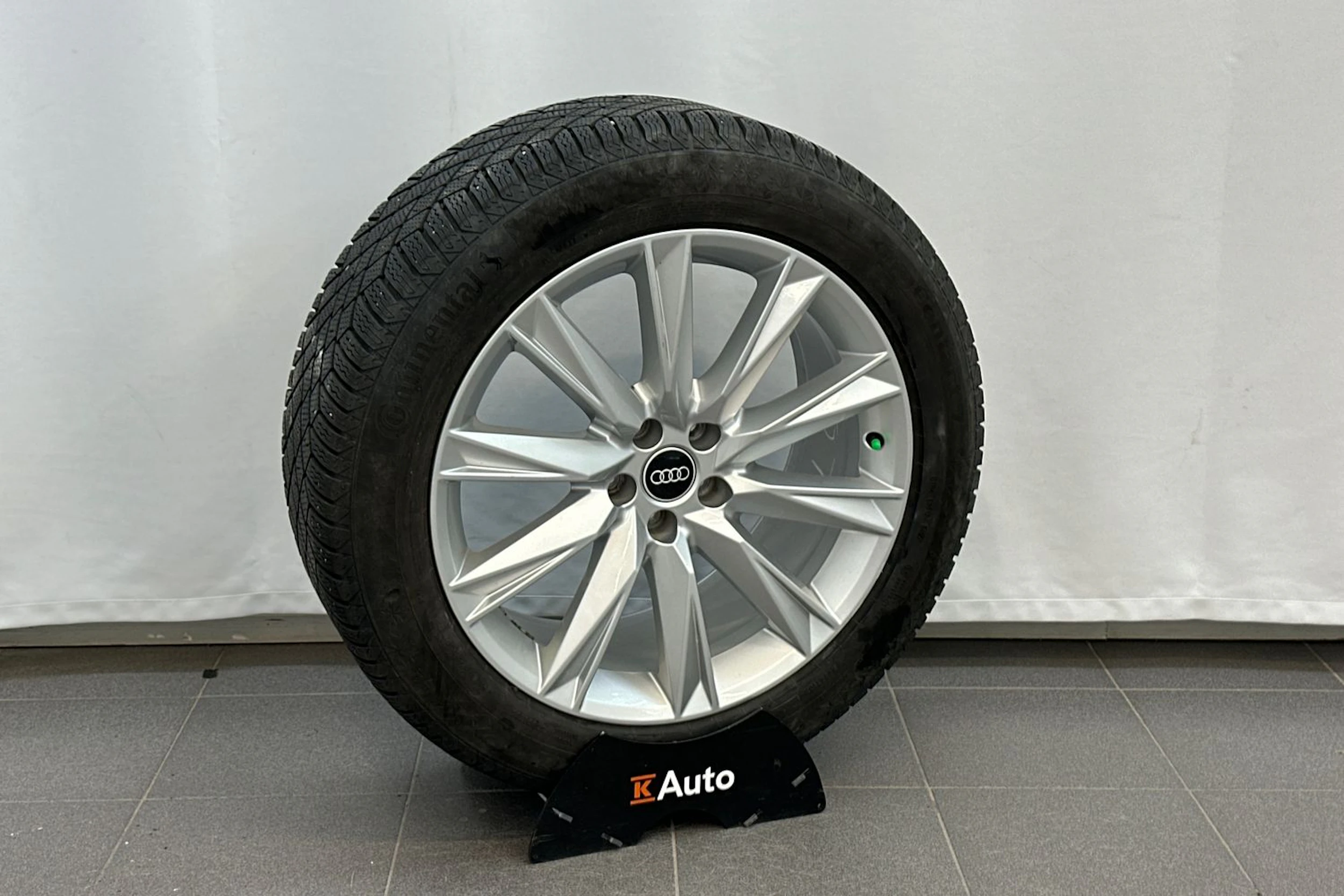 harmaa Audi Q8 e-tron 2024 kuva 30.