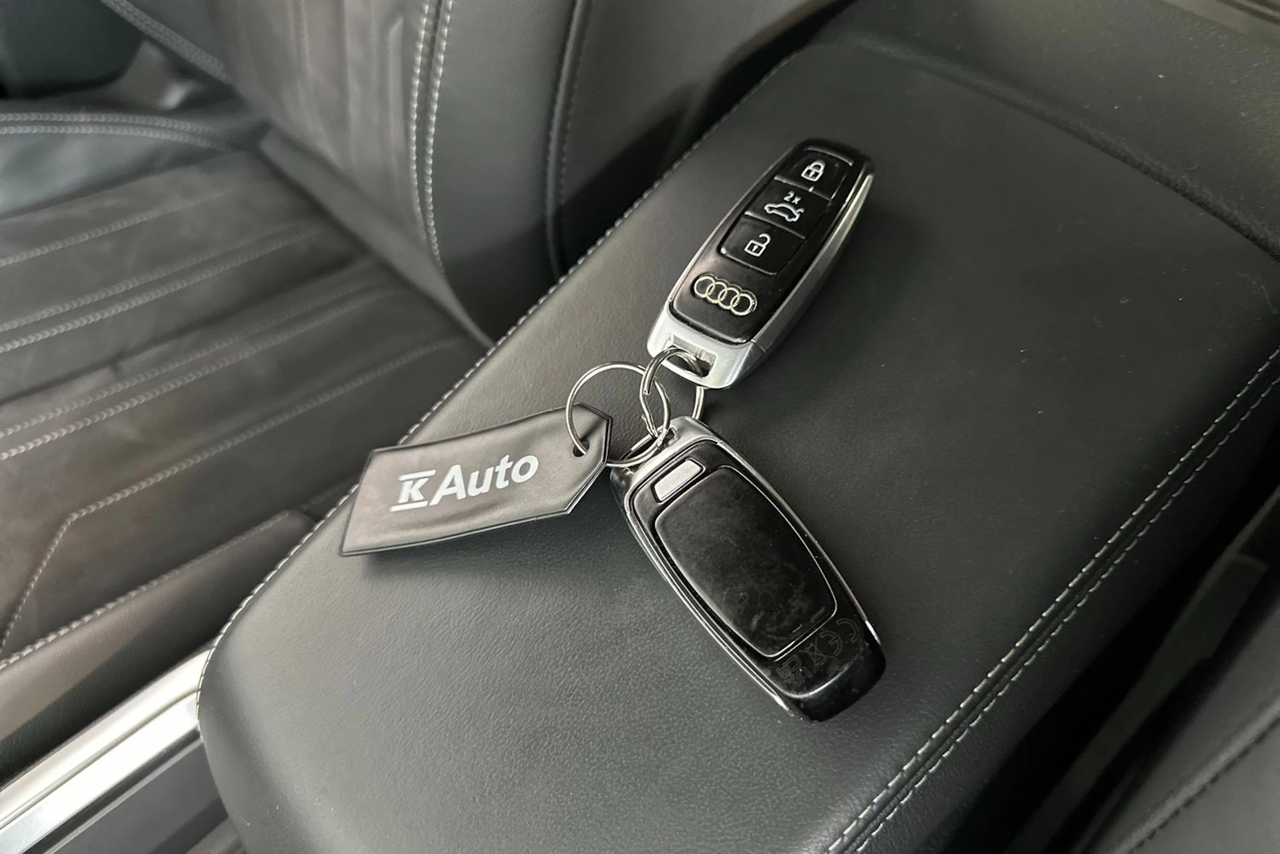 harmaa Audi Q8 e-tron 2024 kuva 32.