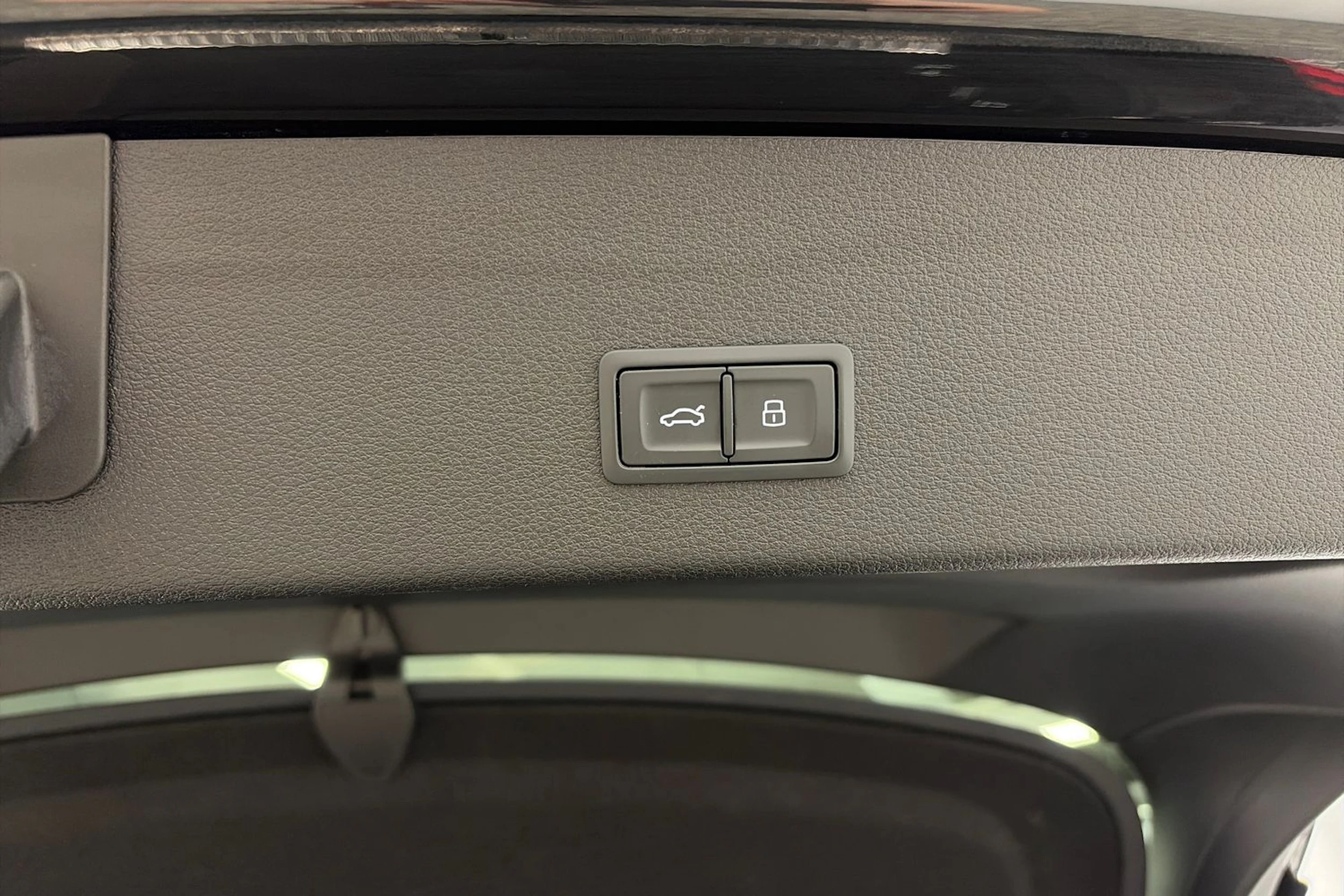 met. musta Audi Q8 e-tron 2024 kuva 15.