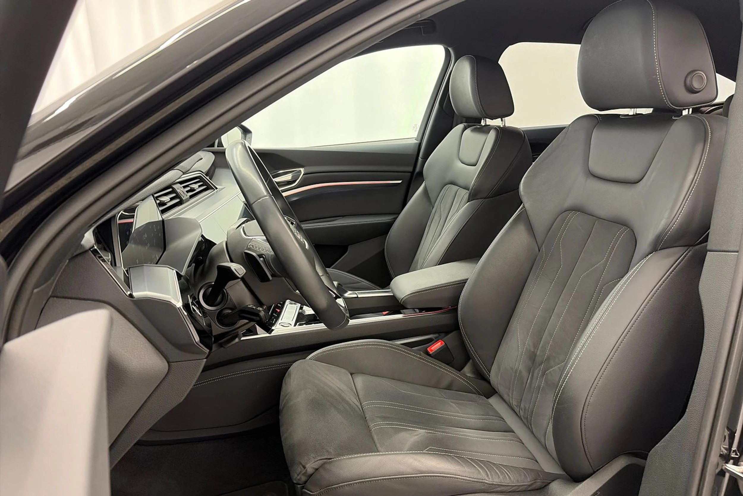 met. musta Audi Q8 e-tron 2024 kuva 16.