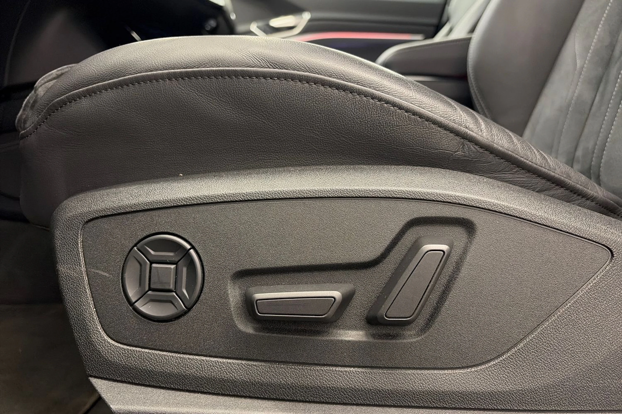 met. musta Audi Q8 e-tron 2024 kuva 17.