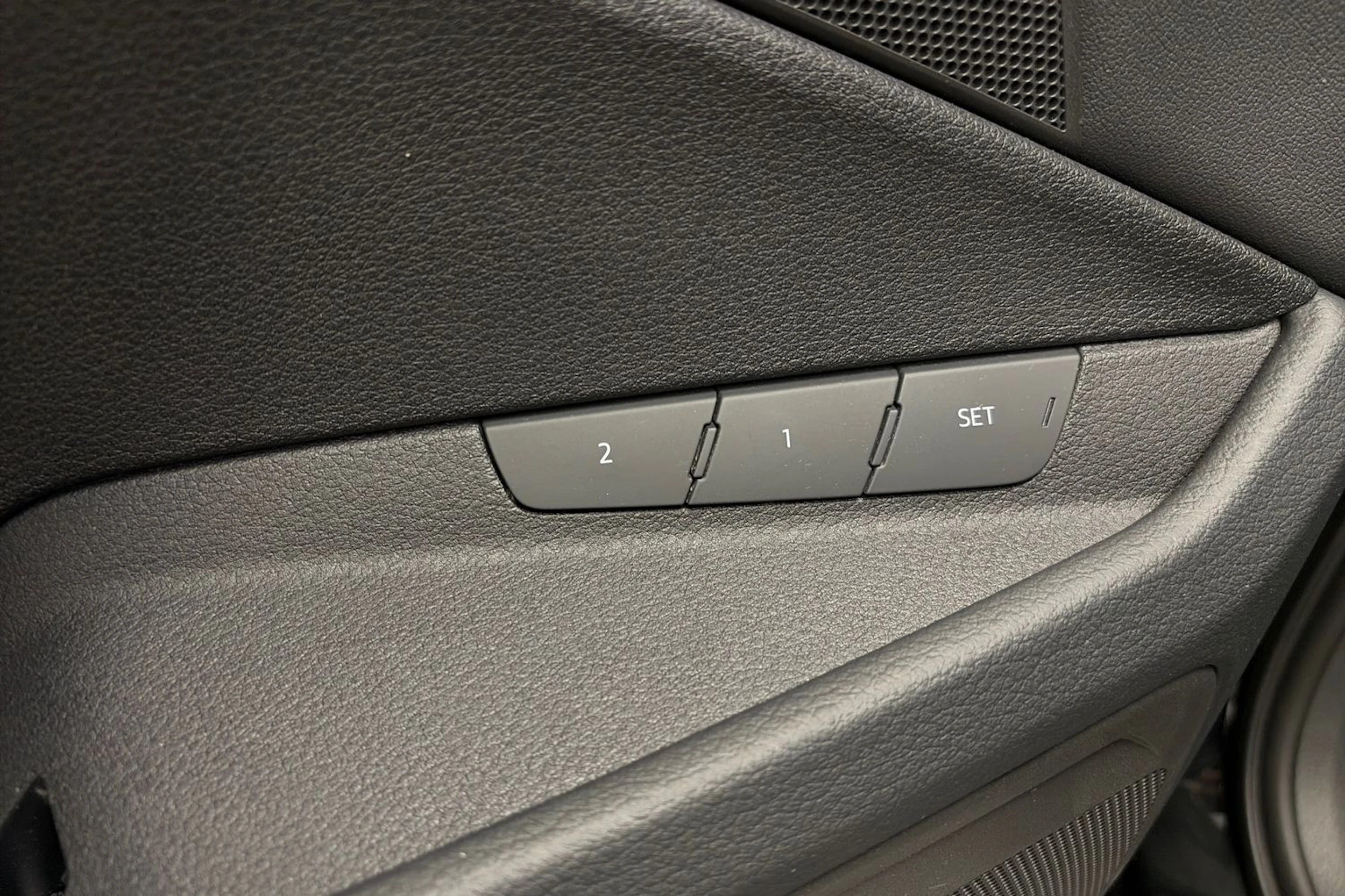 met. musta Audi Q8 e-tron 2024 kuva 18.