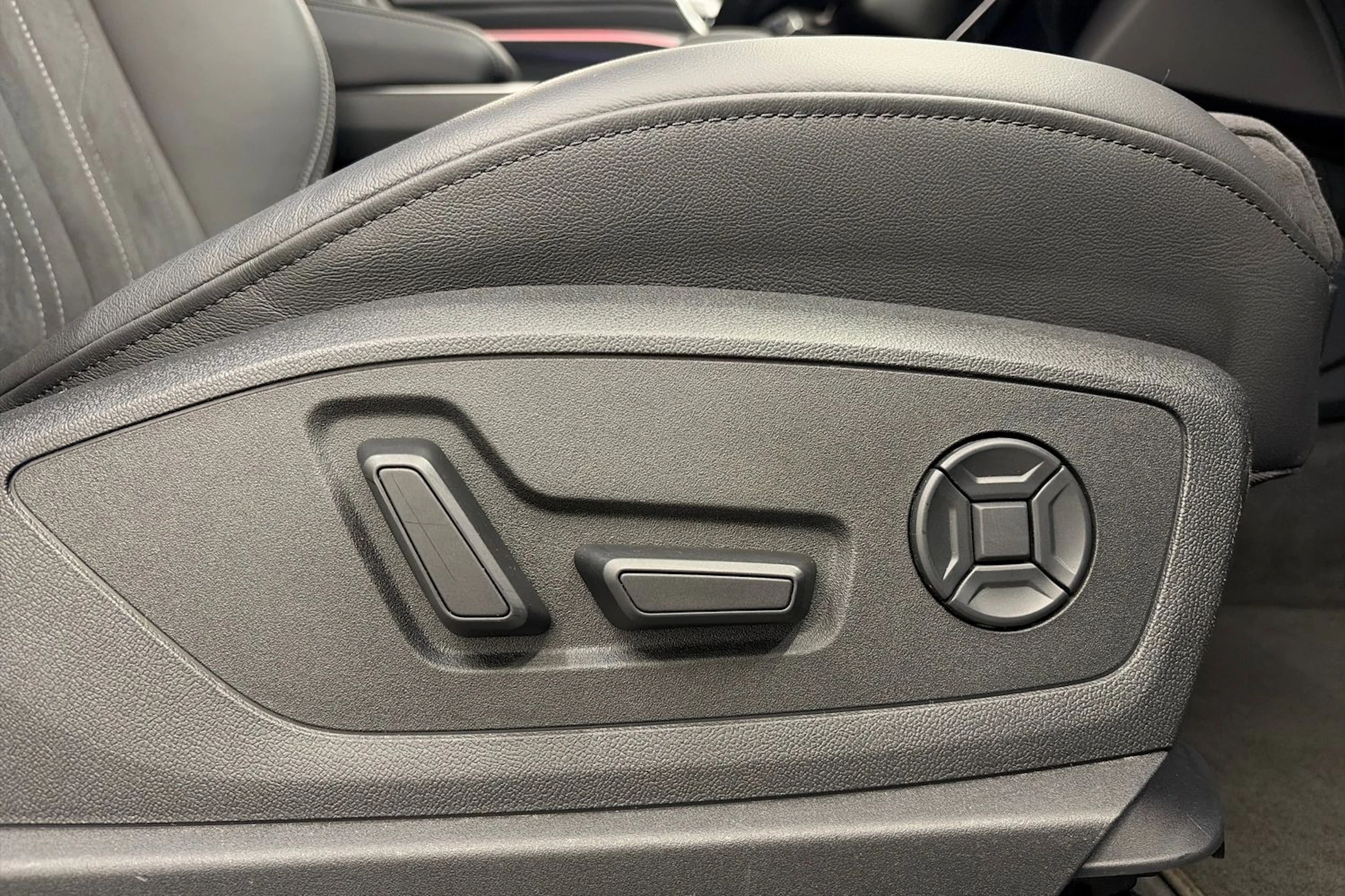 met. musta Audi Q8 e-tron 2024 kuva 19.