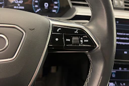 met. musta Audi Q8 e-tron 2024 kuva 22.