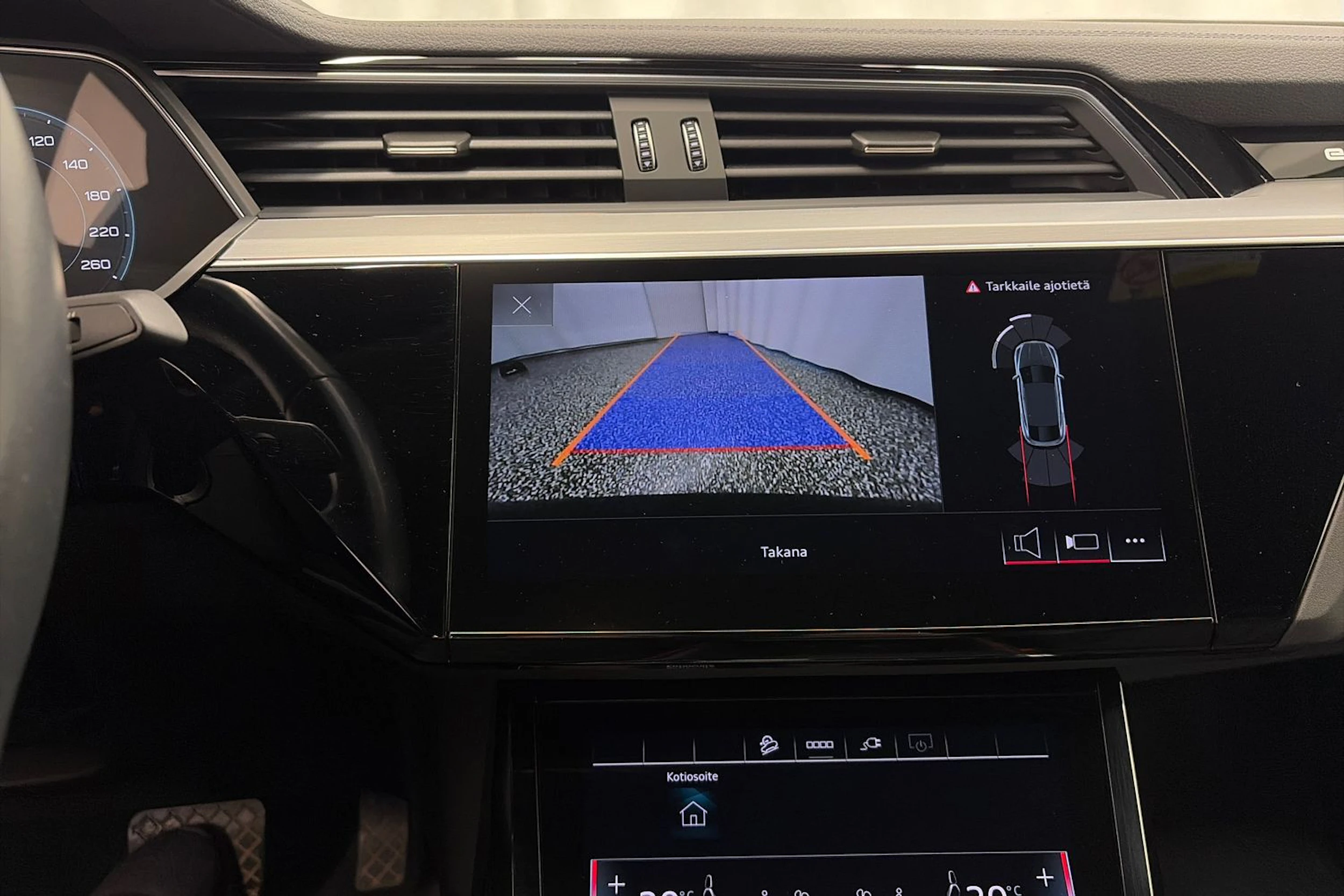 met. musta Audi Q8 e-tron 2024 kuva 25.