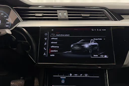 met. musta Audi Q8 e-tron 2024 kuva 27.