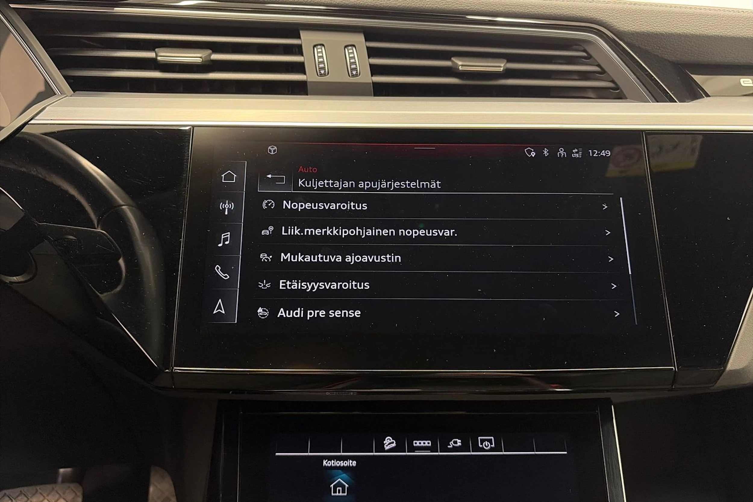 met. musta Audi Q8 e-tron 2024 kuva 28.