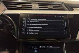 met. musta Audi Q8 e-tron 2024 kuva 28.